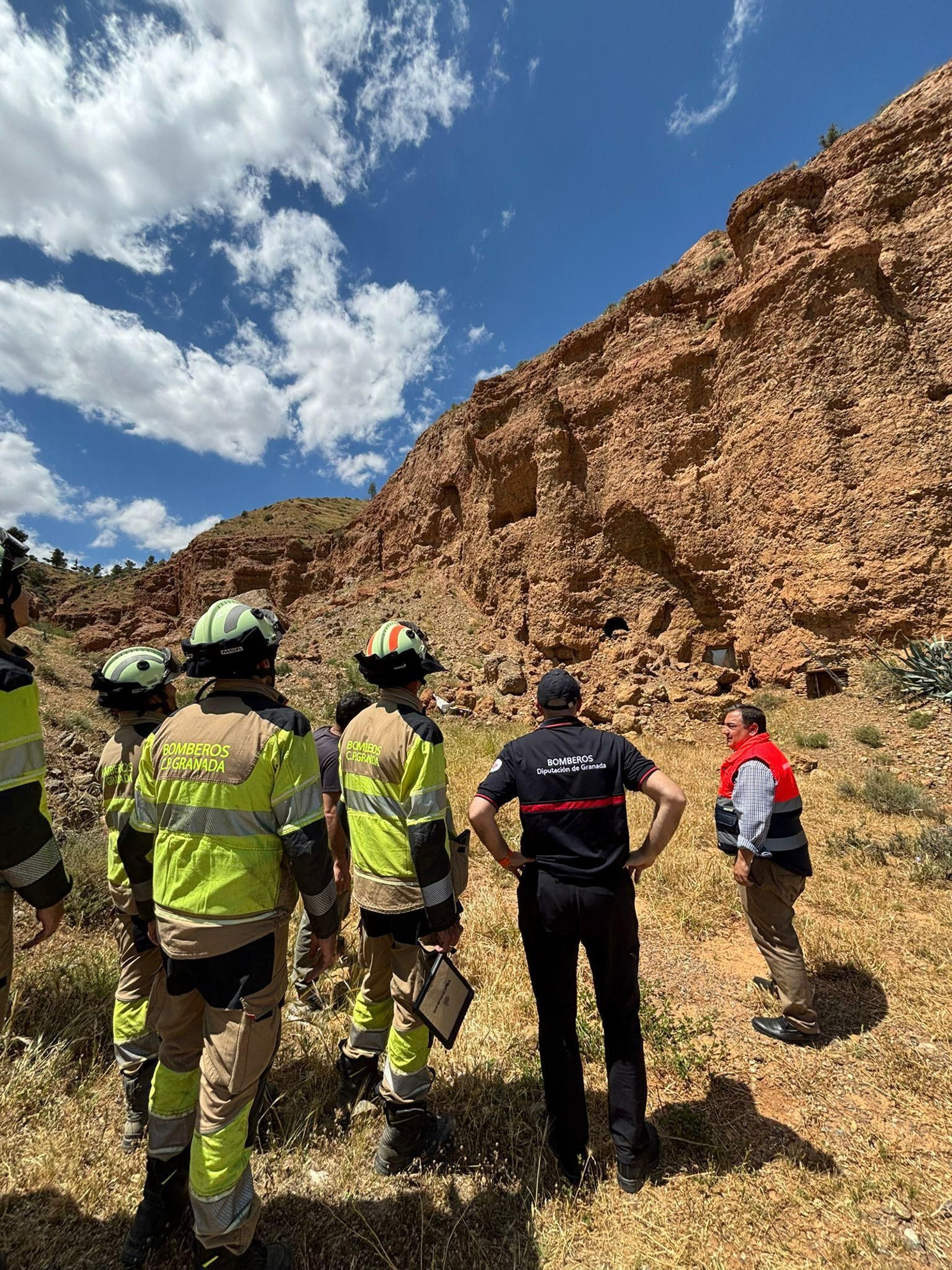 Efectivos del cuerpo de Bomberos de Granada, en el lugar de los hecho.