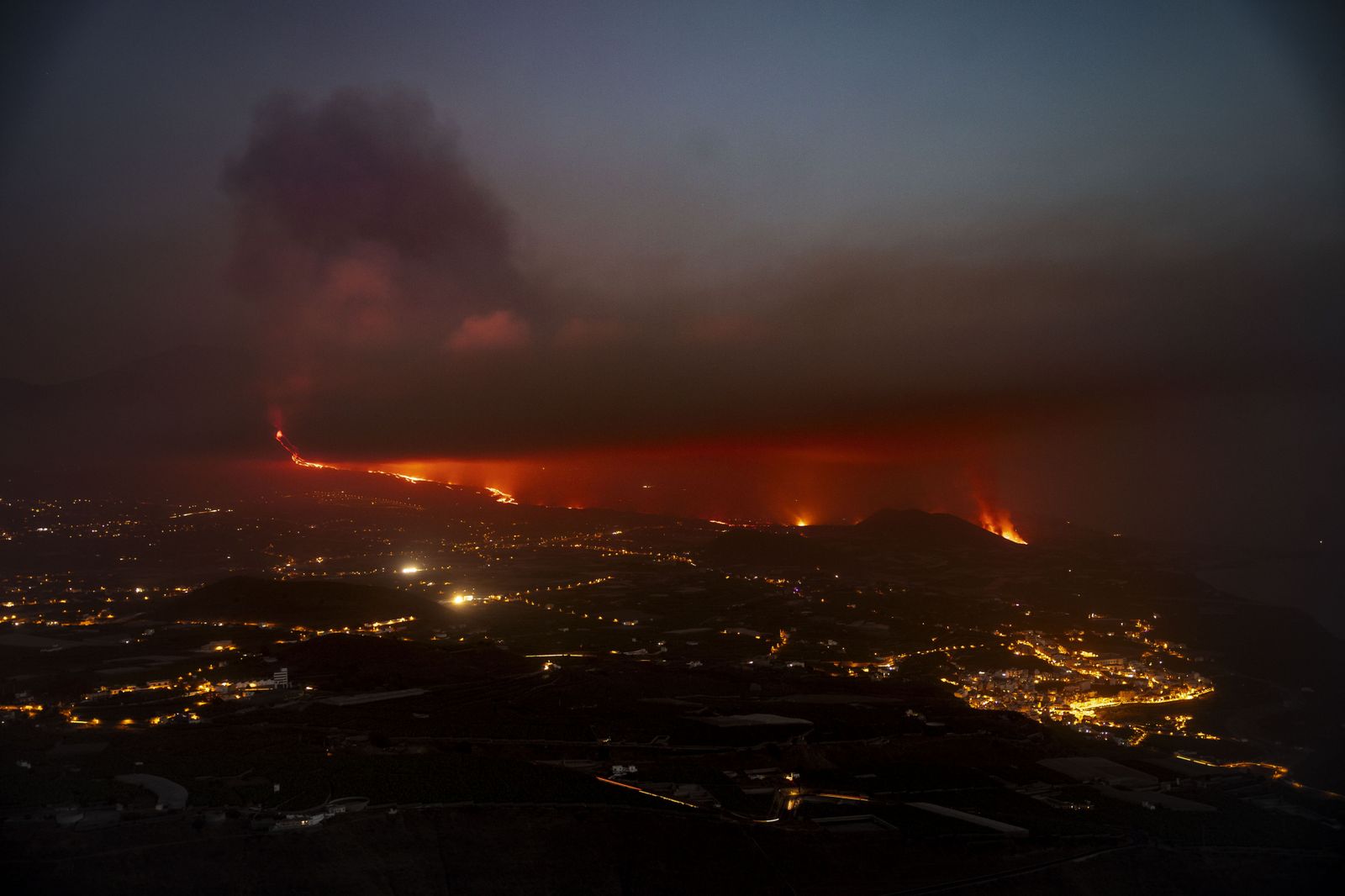 Así ha entrado la lava en el mar: las imágenes de un espectáculo de ciencia ficción