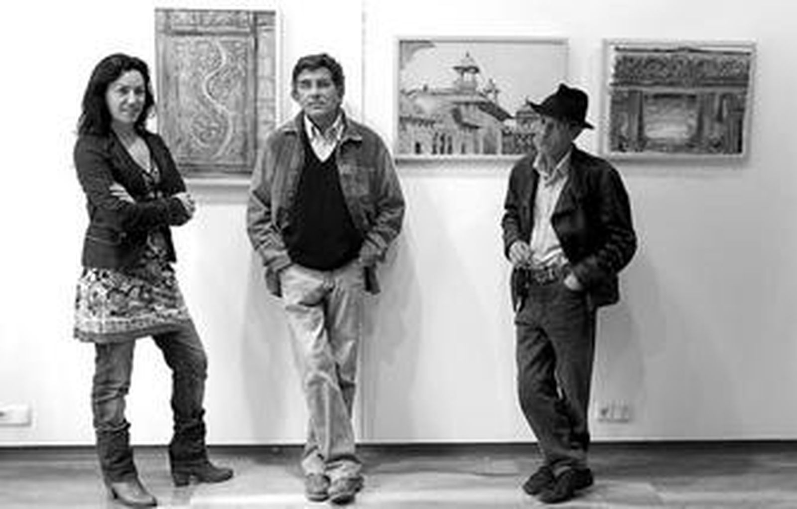 Luisa Lasanta, José María Cortés y Hassan Bensiamar posan en la muestra del COA.