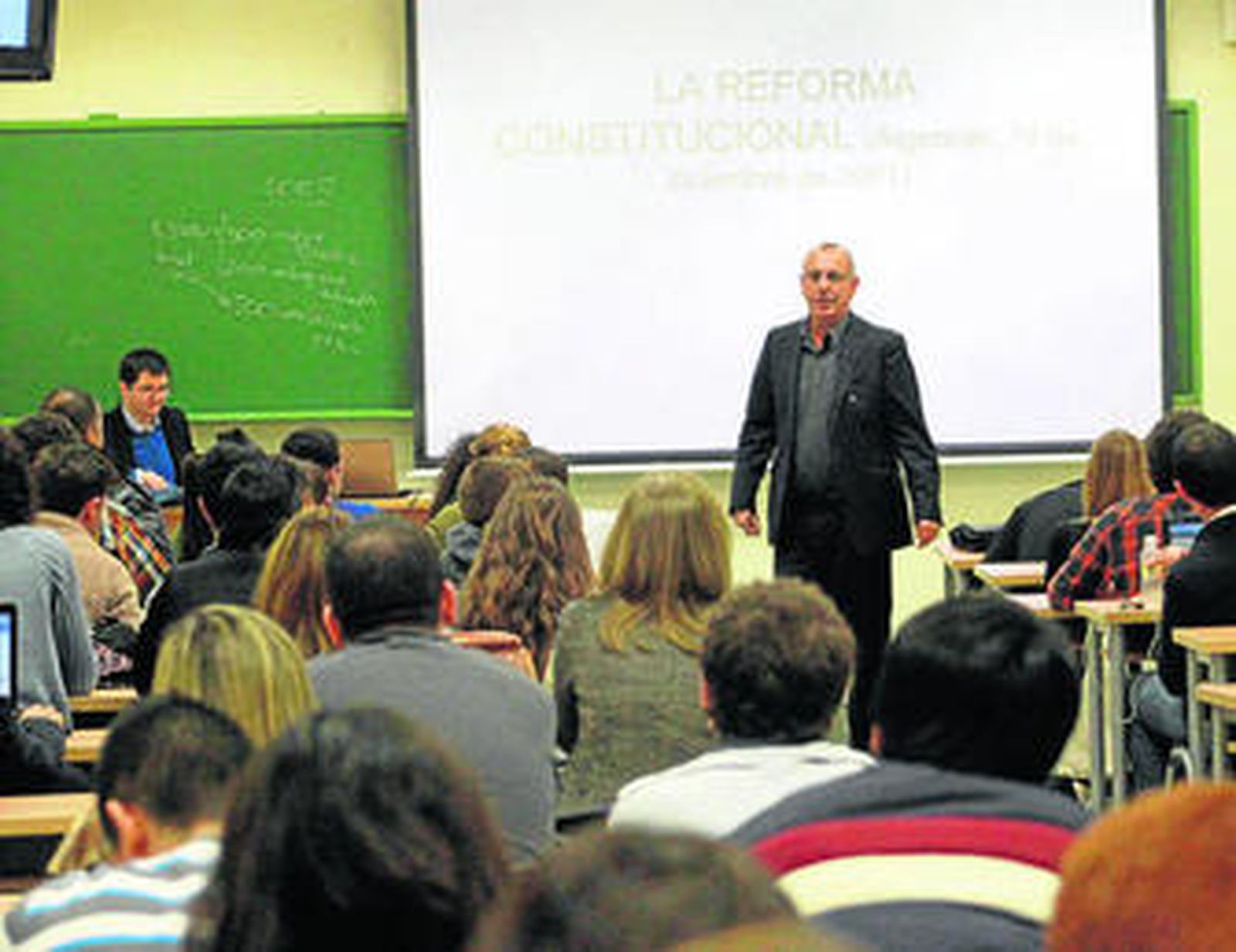 Numerosos estudiantes en la conferencia de Miguel Ángel Revenga, ayer en la Facultad de Derecho.