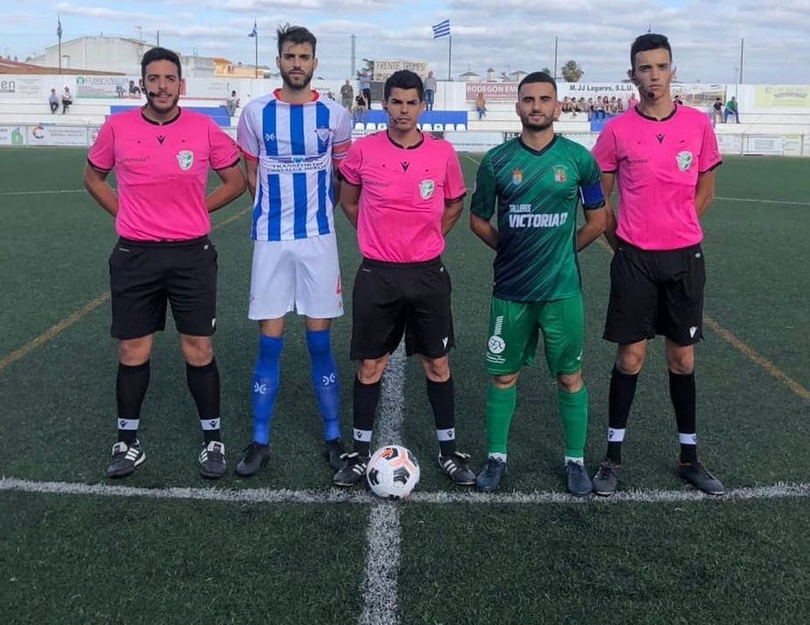 Los capitanes Clavijo y Gómez posan con los árbitros.