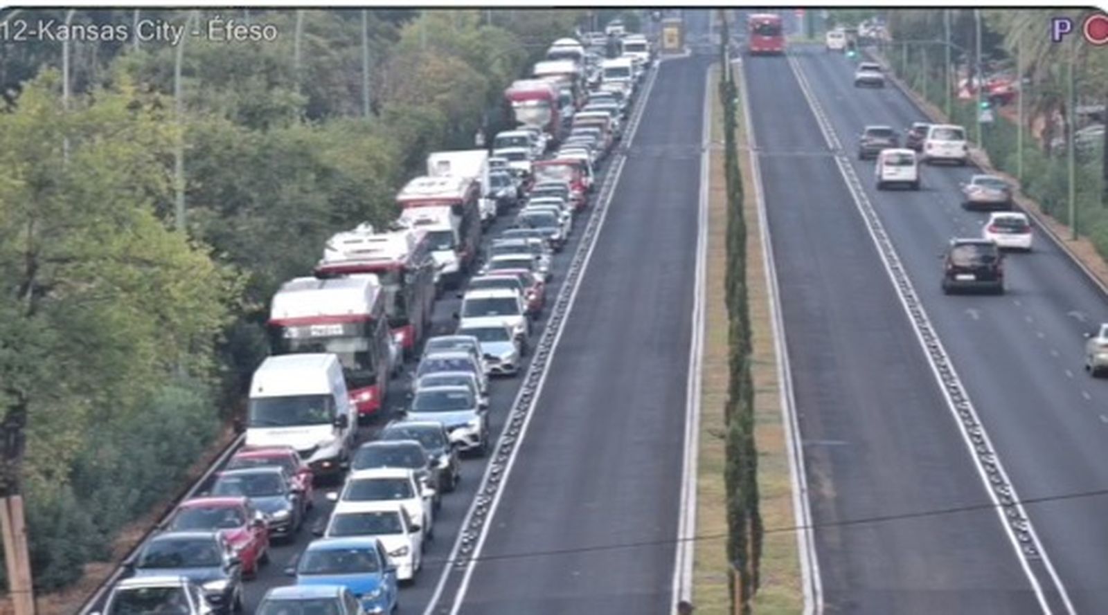 Tráfico intenso en los dos carriles para el tráfico de Kansas City ajeno al Tranvibús, este lunes.