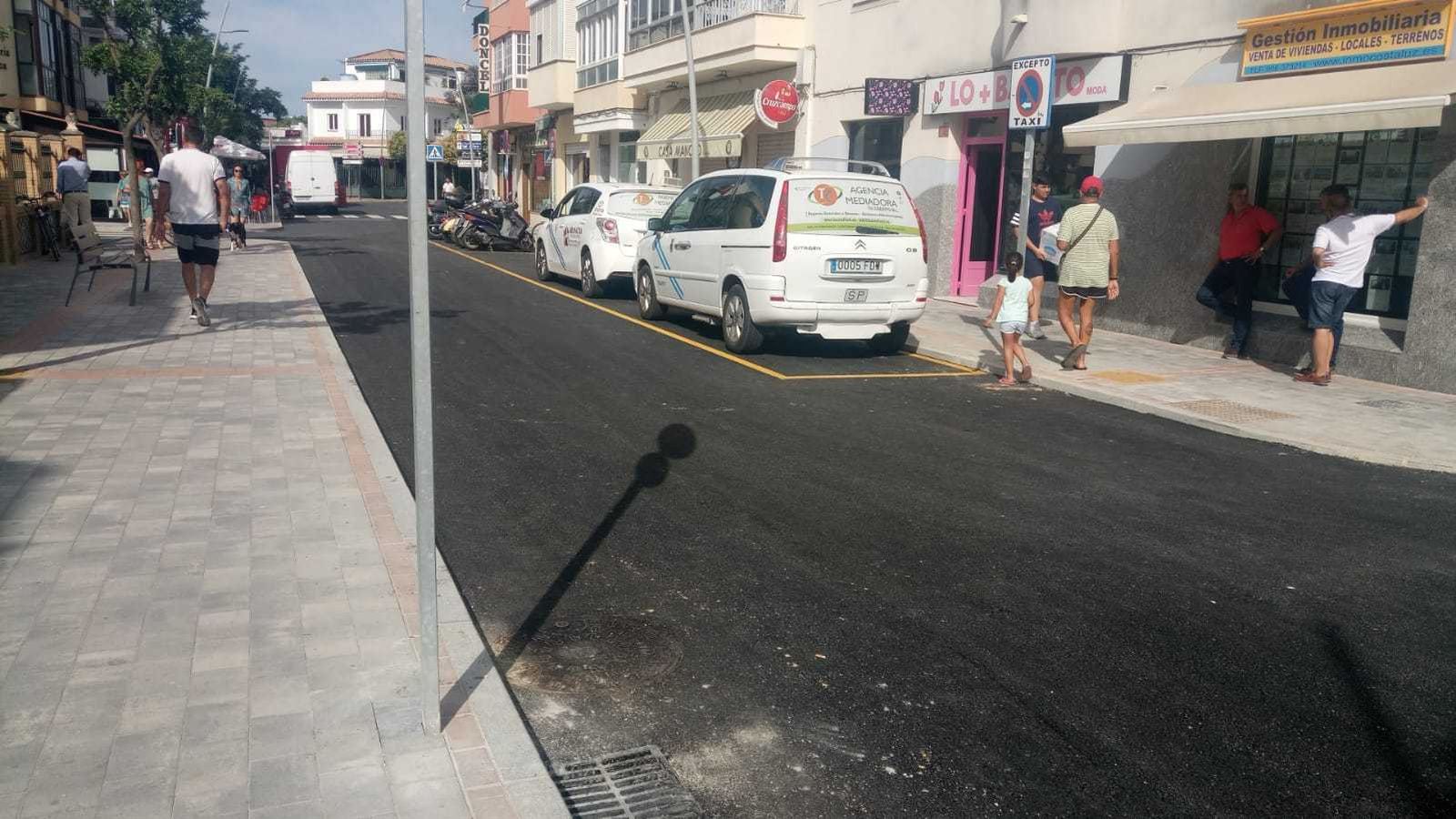 El tramo de la calle Víctor Pradera aledaño a la Plaza de Abastos de la localidad ya está abierto al tráfico.