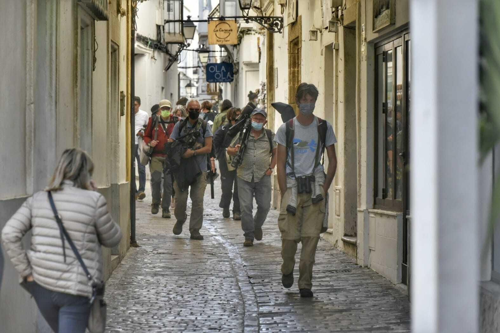 Un grupo de turistas con mascarilla en Tarifa, este viernes.