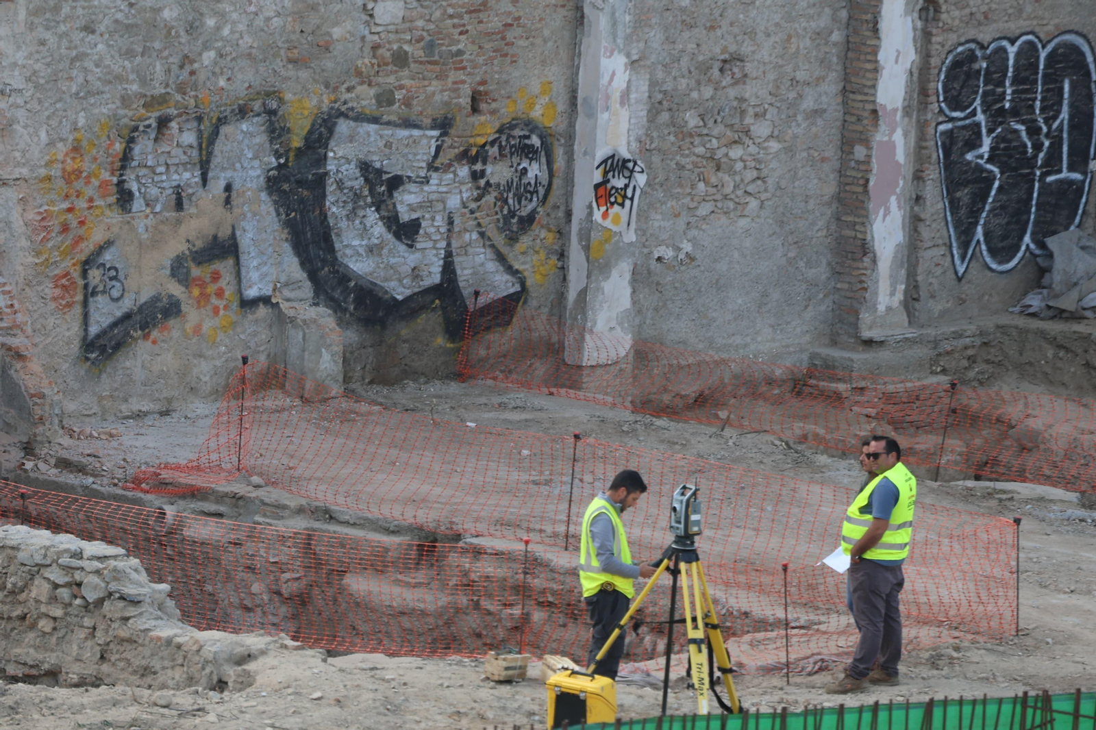Trabajadores junto a una de las excavaciones de la parcela del futuro del Neoalbéniz en la que se pueden apreciar restos.