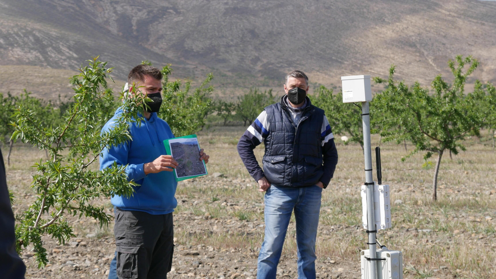Miguel Ángel Gómez, técnico de AR de la asociación AlVelAl, ofrece una charla técnica sobre el terreno.