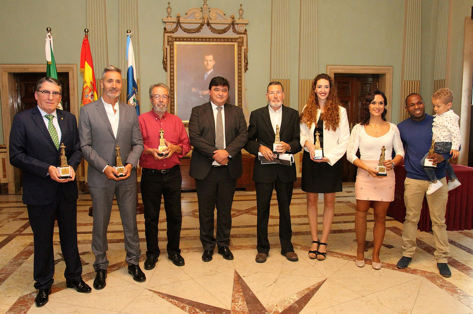 Los homenajeados posan para la foto de familia con el alcalde de Huelva.