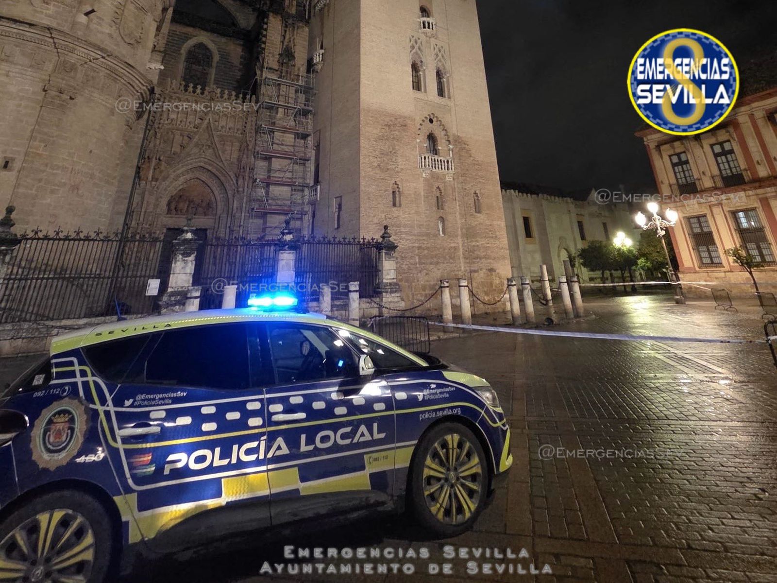 Plaza Virgen de los Reyes acordonada por desprendimiento de la Giralda