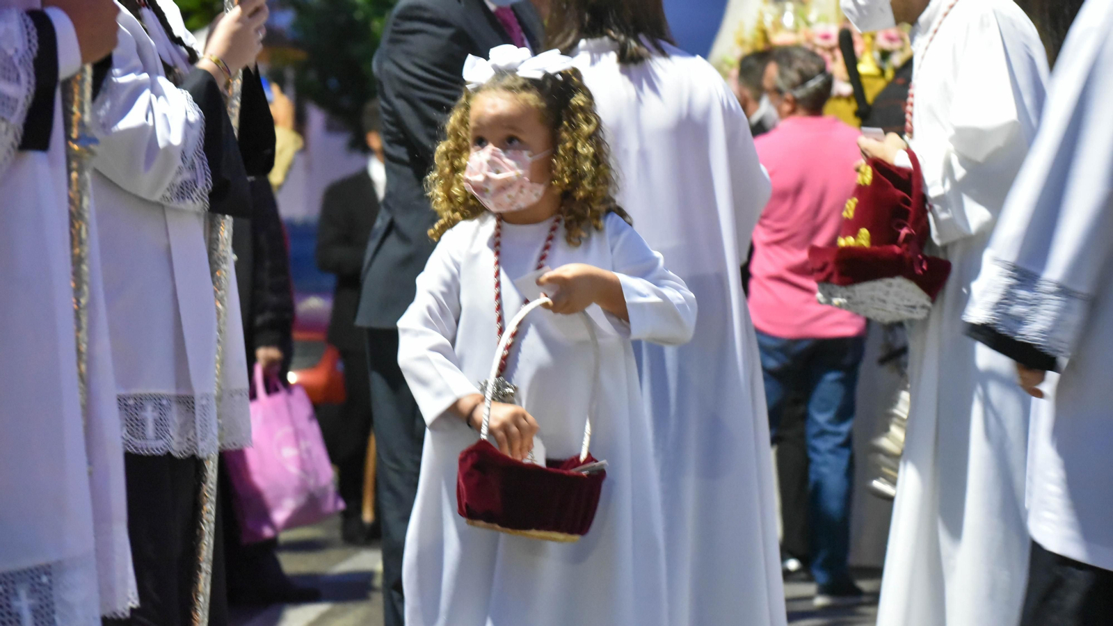 Las fotos de la Virgen de la Salud procesionando en la barriada de San Garcia