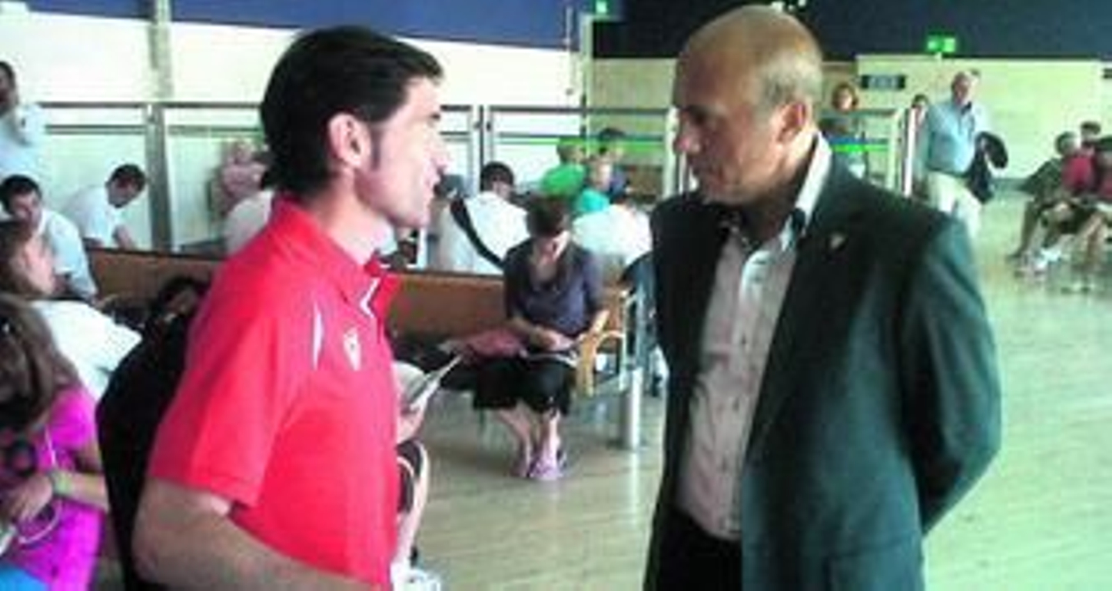 Marcelino y Del Nido dialogan antes de que el Sevilla embarcara rumbo a Nápoles.