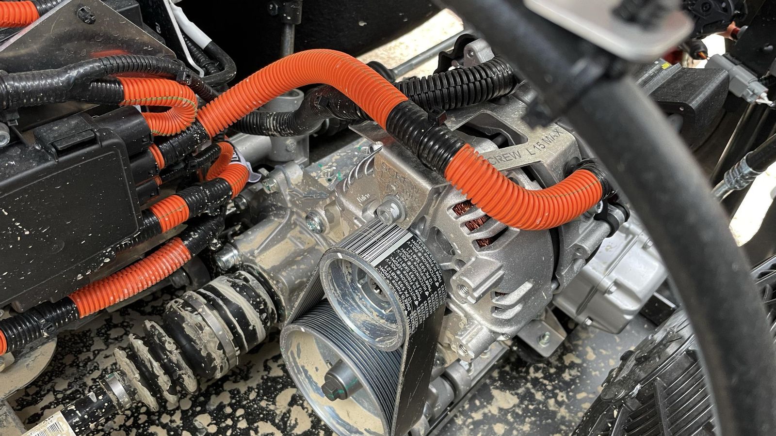 El motor está situado en el eje delantero y es fabricado por Valeo, como la electrónica. Para la transmisión de fuerza al eje se emplea una polea.