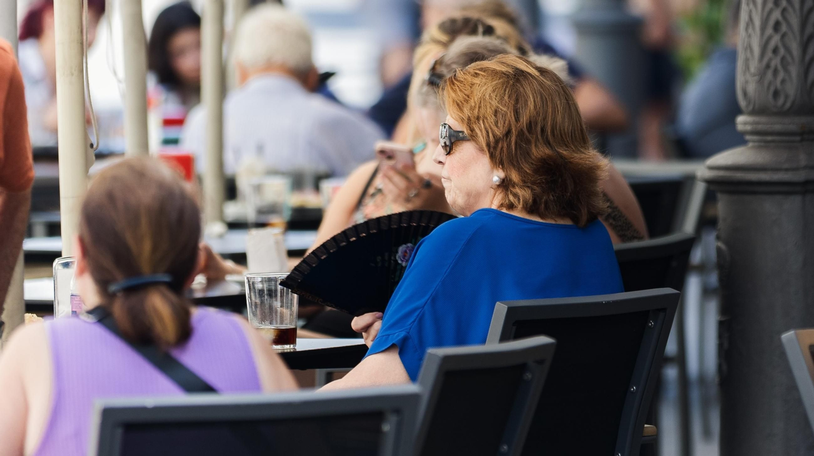 Varias personas se refrescan en la terraza de una establecimiento de la calle Larga en Jerez