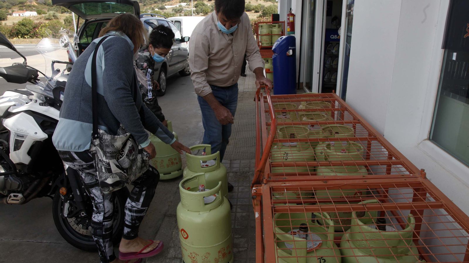 La venta de bombonas de disparó ayer en Ayamonte por los clientes lusos