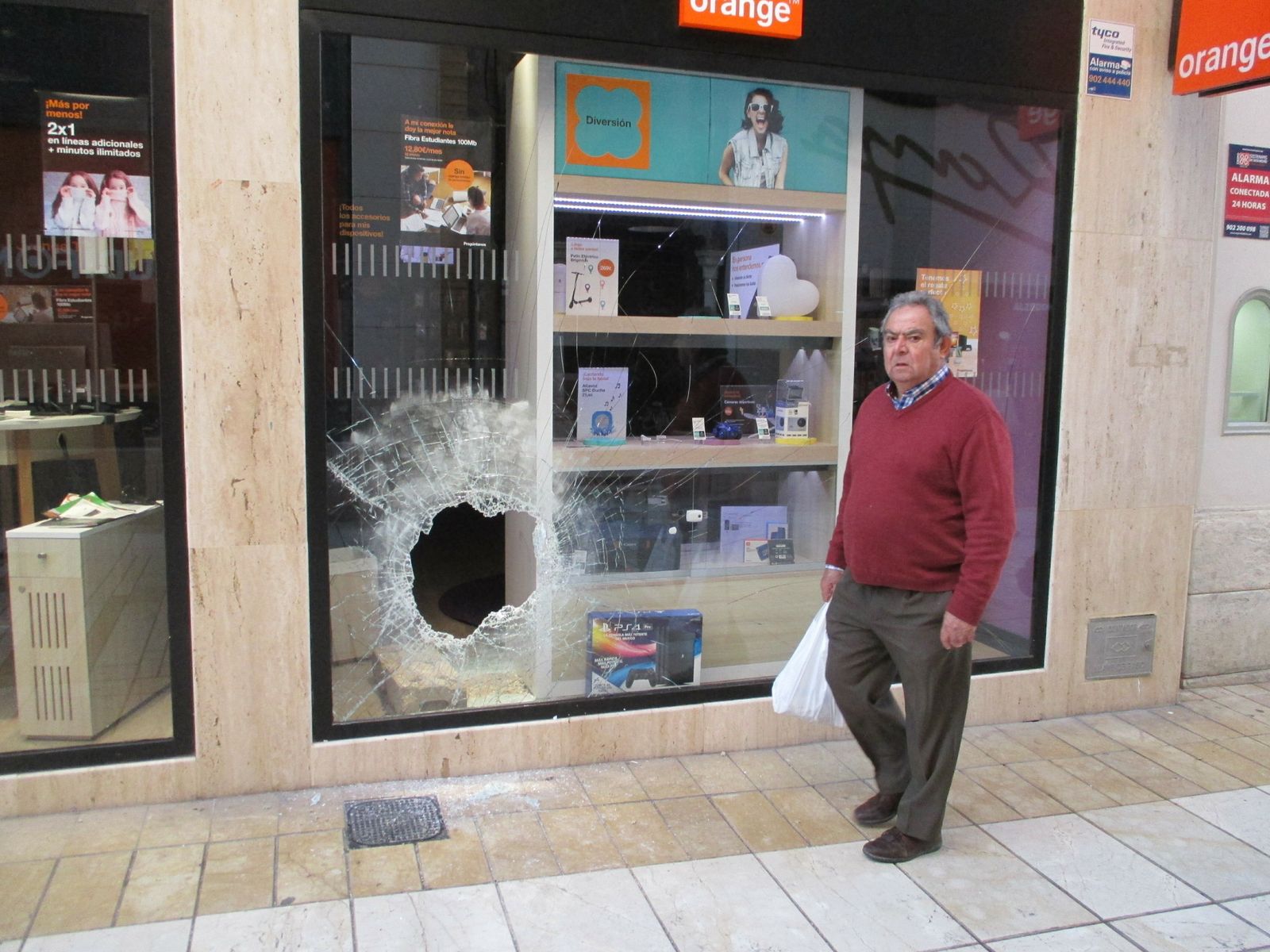 Imagen del agujero practicado en la fachada del establecimiento en el que se produjo el robo.