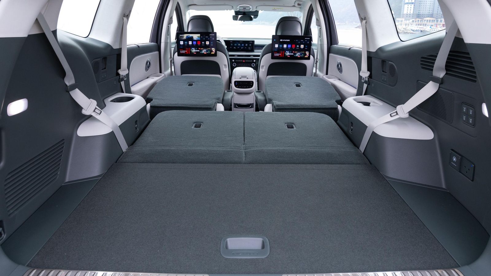 Incluso en las versiones de seis asientos, es posible conseguir una prolongación plana del maletero abatiendo los respaldos de la segunda y tercera fila, dotando así a este eléctrico de una gran versatilidad.