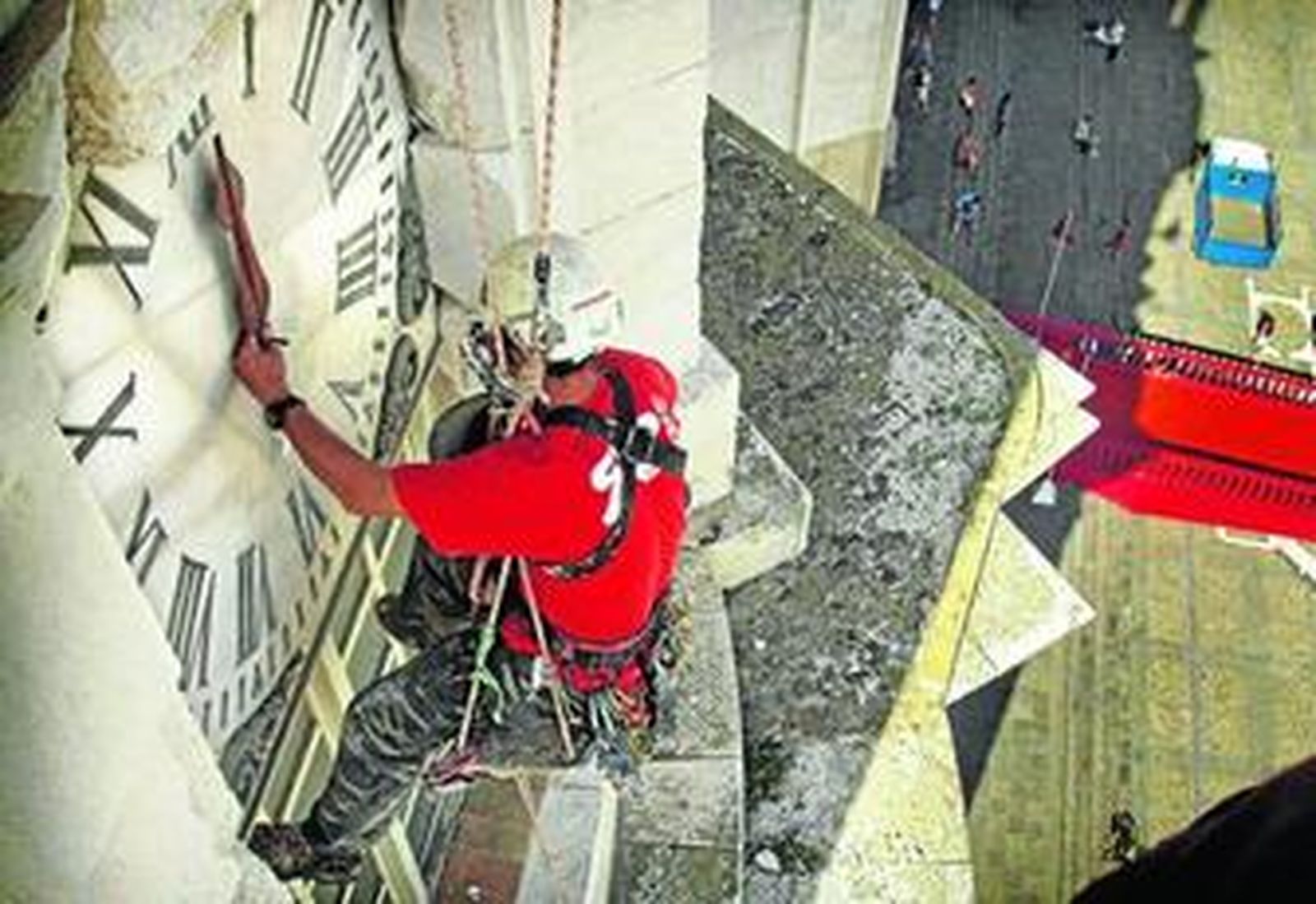 Un operario de la empresa de trabajos verticales Stepalong coloca las agujas del reloj catedralicio.