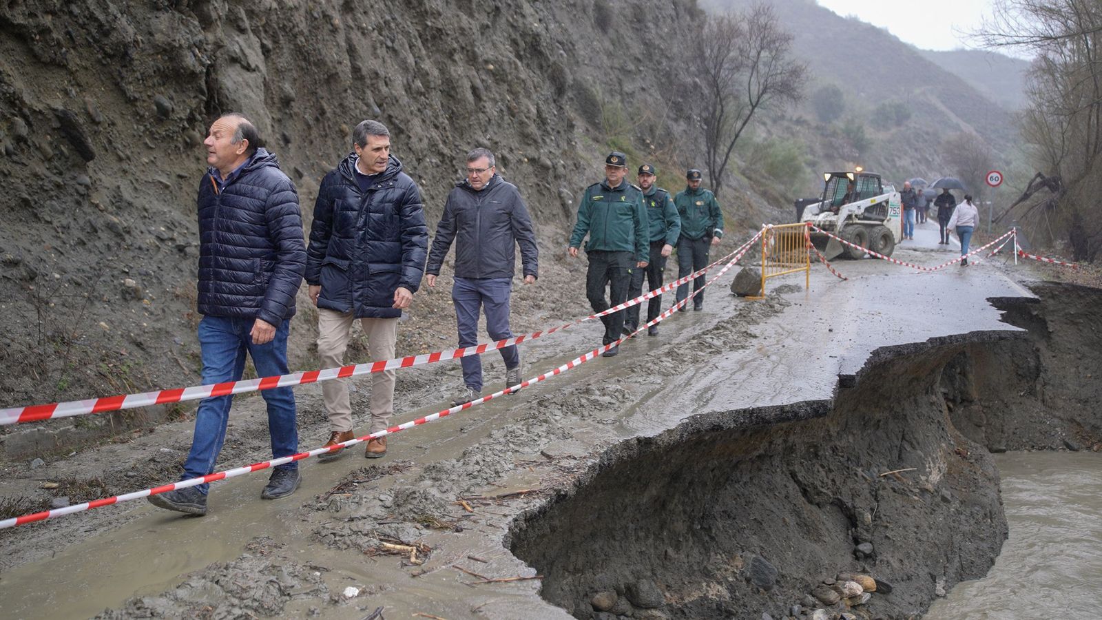 El delegado del Gobierno en Andalucía comprueba, durante su visita a Quéntar y Dúdar, los daños ocasionados por los temporales.