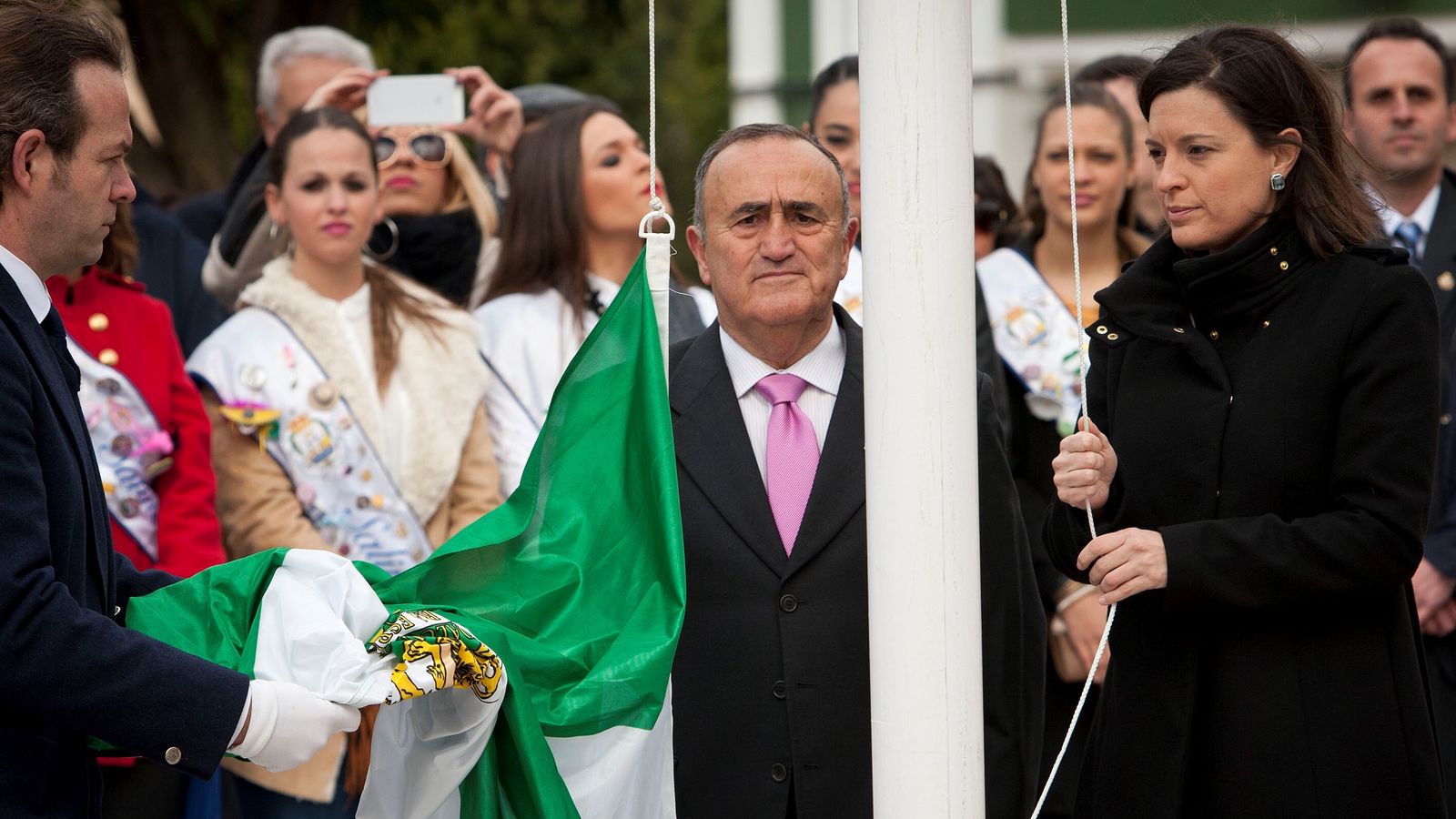 Izado de la bandera de Andalucía, en una imagen de archivo.