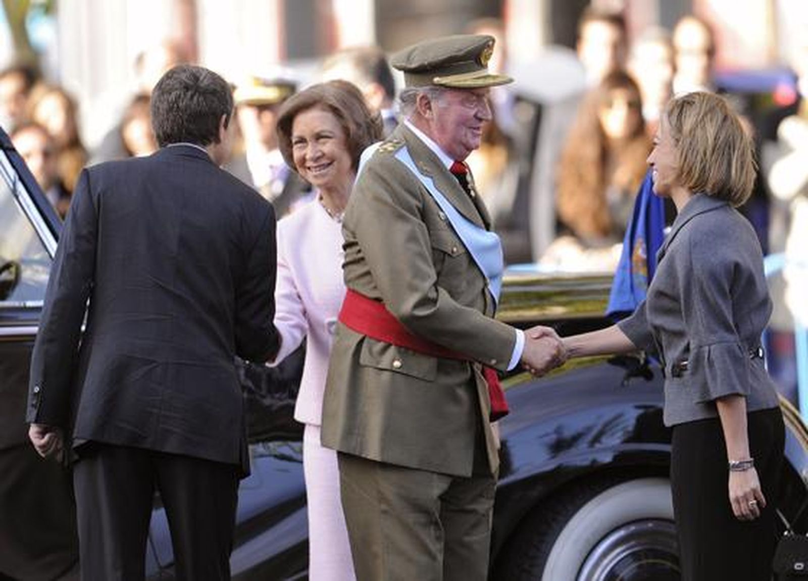 Zapatero y Carmen Chacón reciben a los Reyes. / AFP