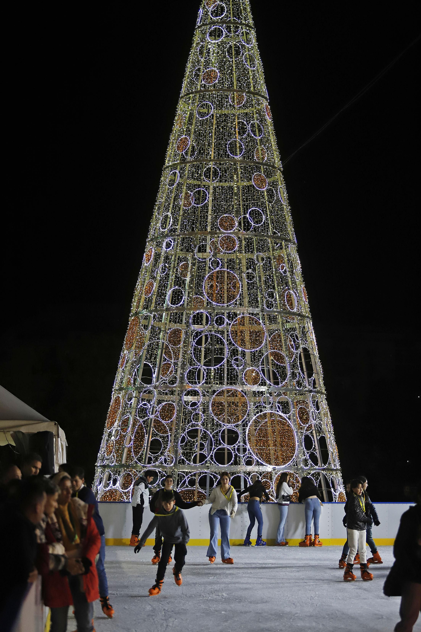 Imágenes de la pista de hielo en Isla Chica por Navidad