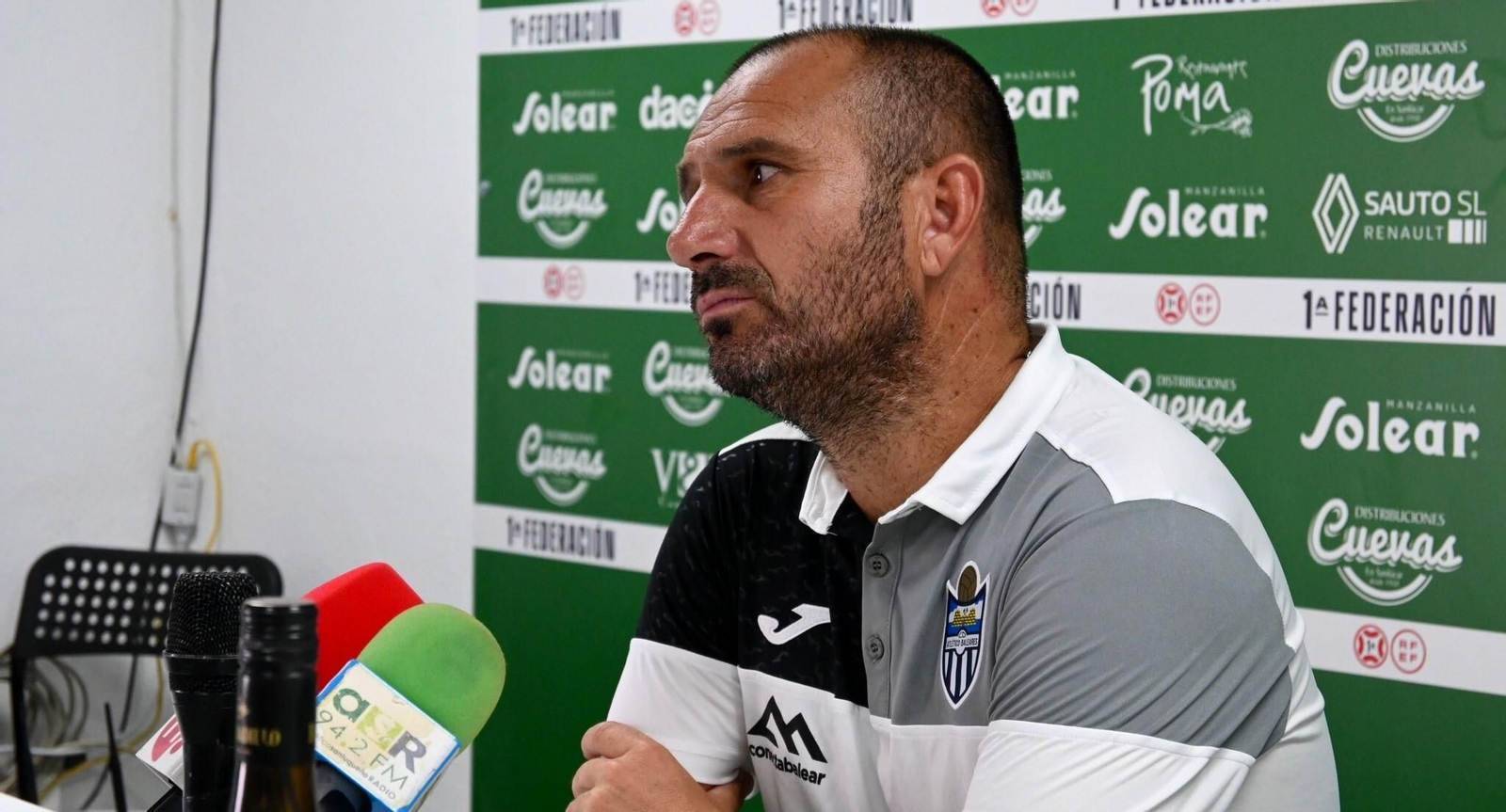 Tato García, ya exentrenador del Atlético Baleares, en sala de prensa. Tato García, ya exentrenador del Atlético Baleares, en sala de prensa.