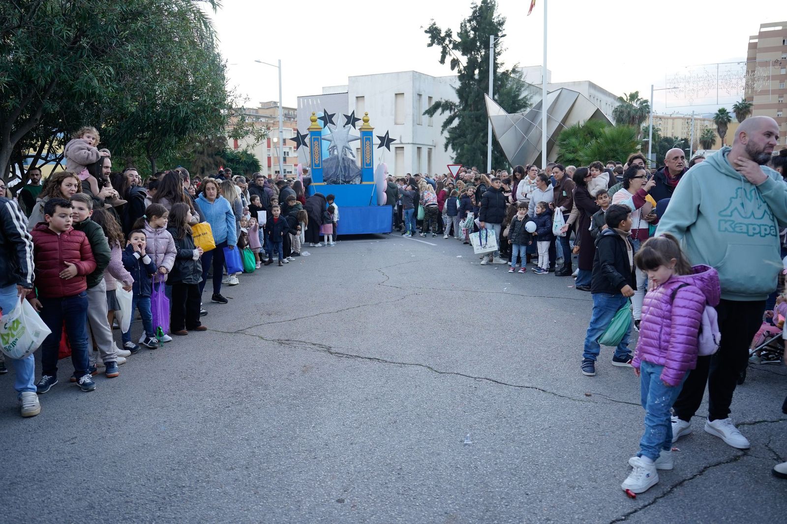 Búscate en las fotos de la cabalgata de Reyes Magos 2026 en Algeciras