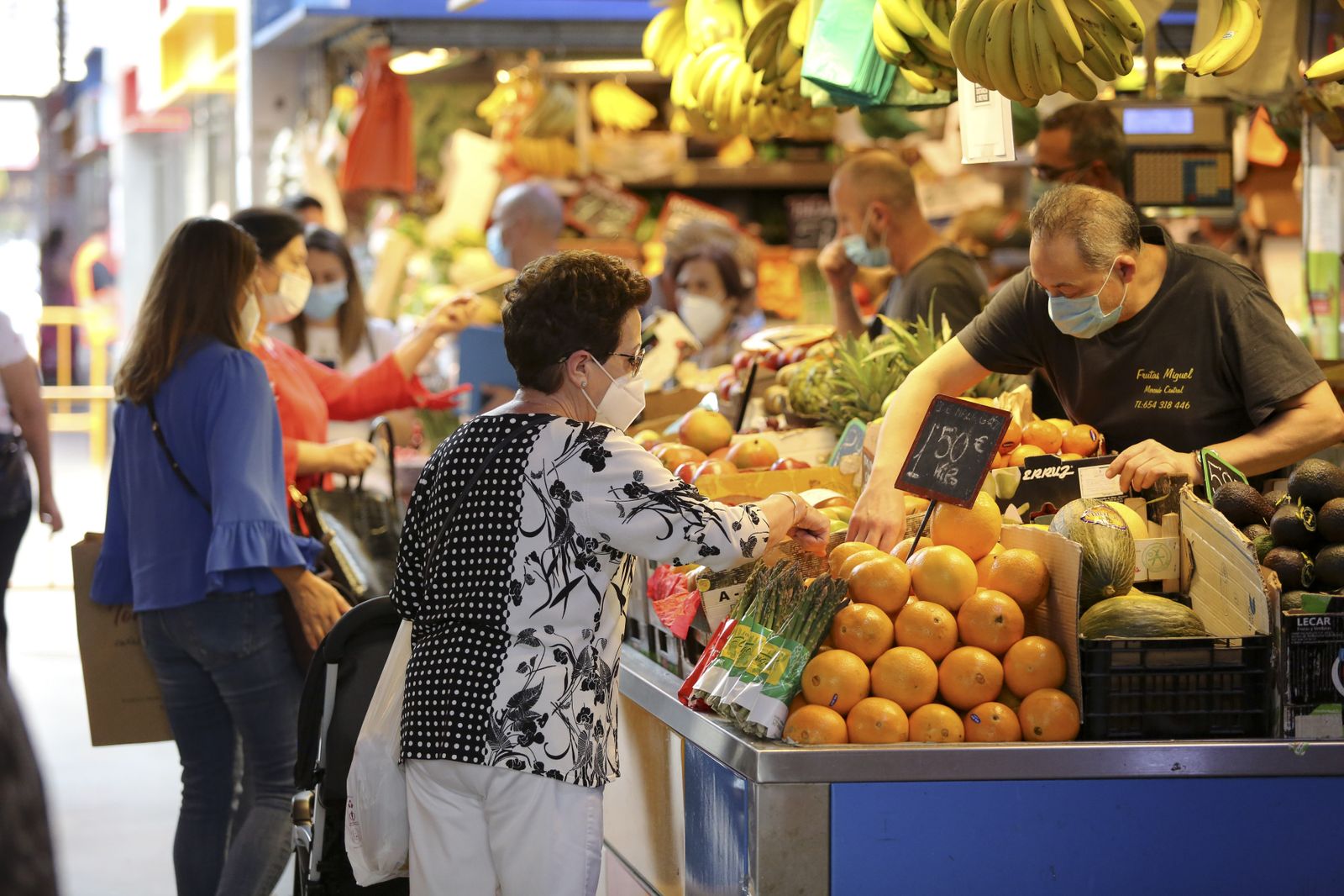 Afluencia de clientes en el mercado de Atarazanas en Málaga, en fotos