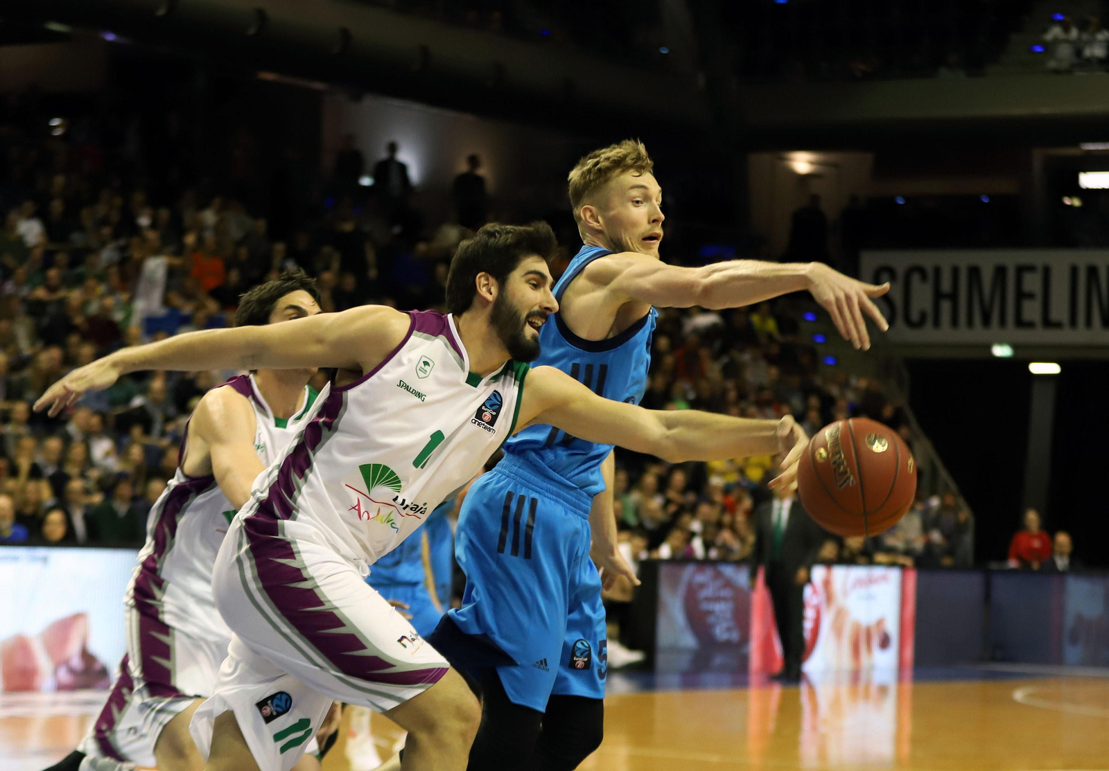 Dani Díez pelea un balón.