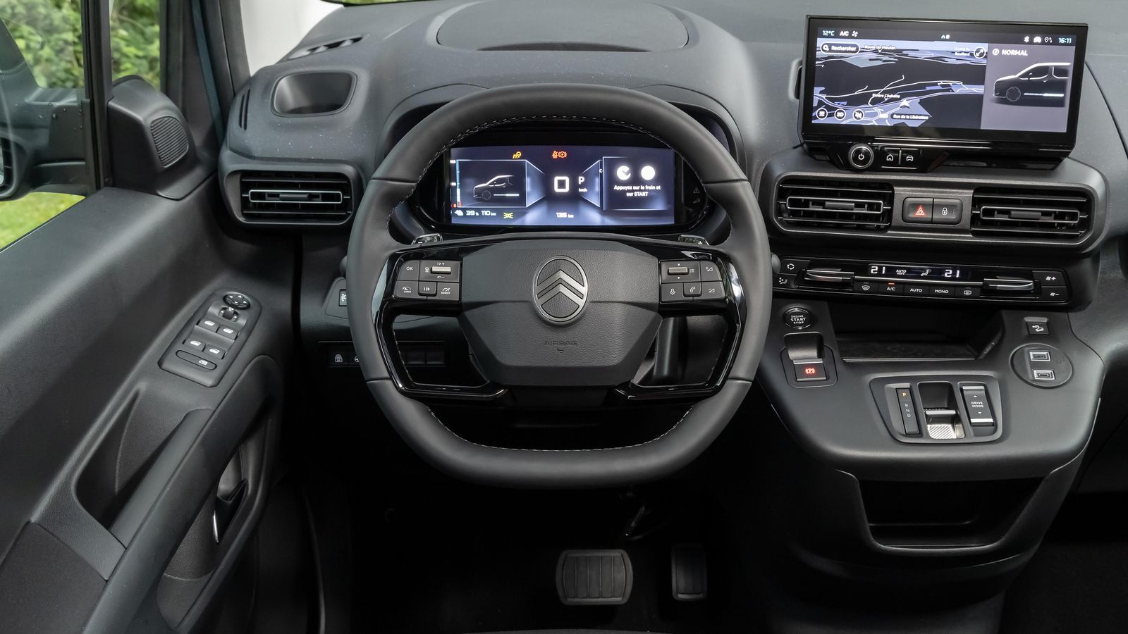 Tanto la instrumentación como la central recurren a pantallas de 10". En esta última, hay dos propuestas, según tenga o no navegador.