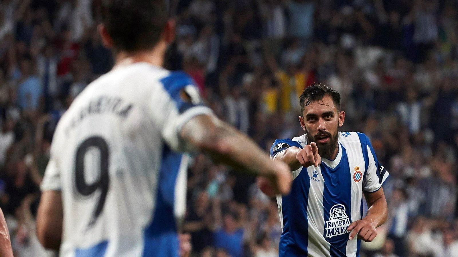 Borja Iglesias celebra un gol el jueves en la Liga Europa.