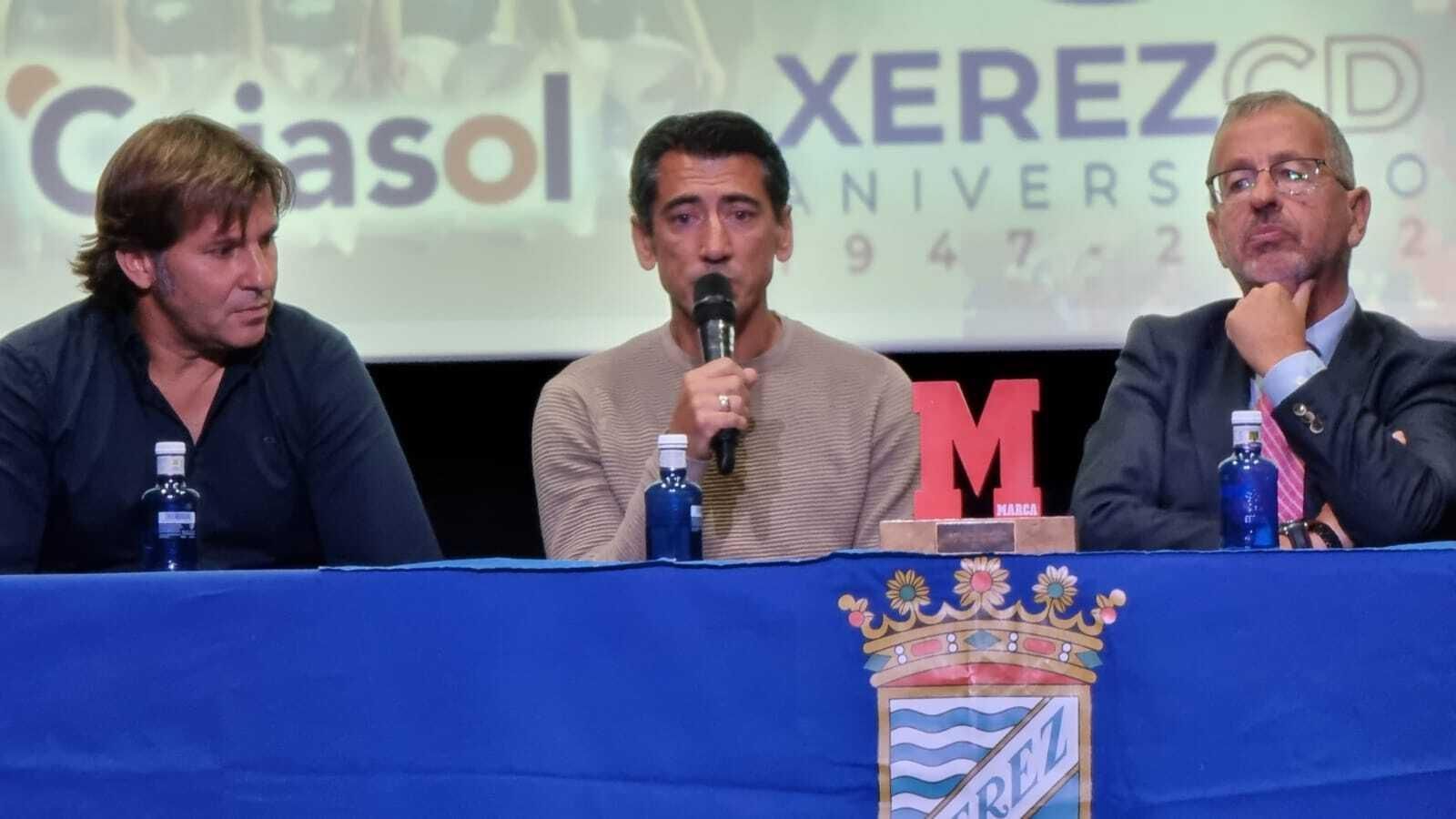 Pedro Ríos toma la palabra junto a Mendoza y Pedro Alemán.