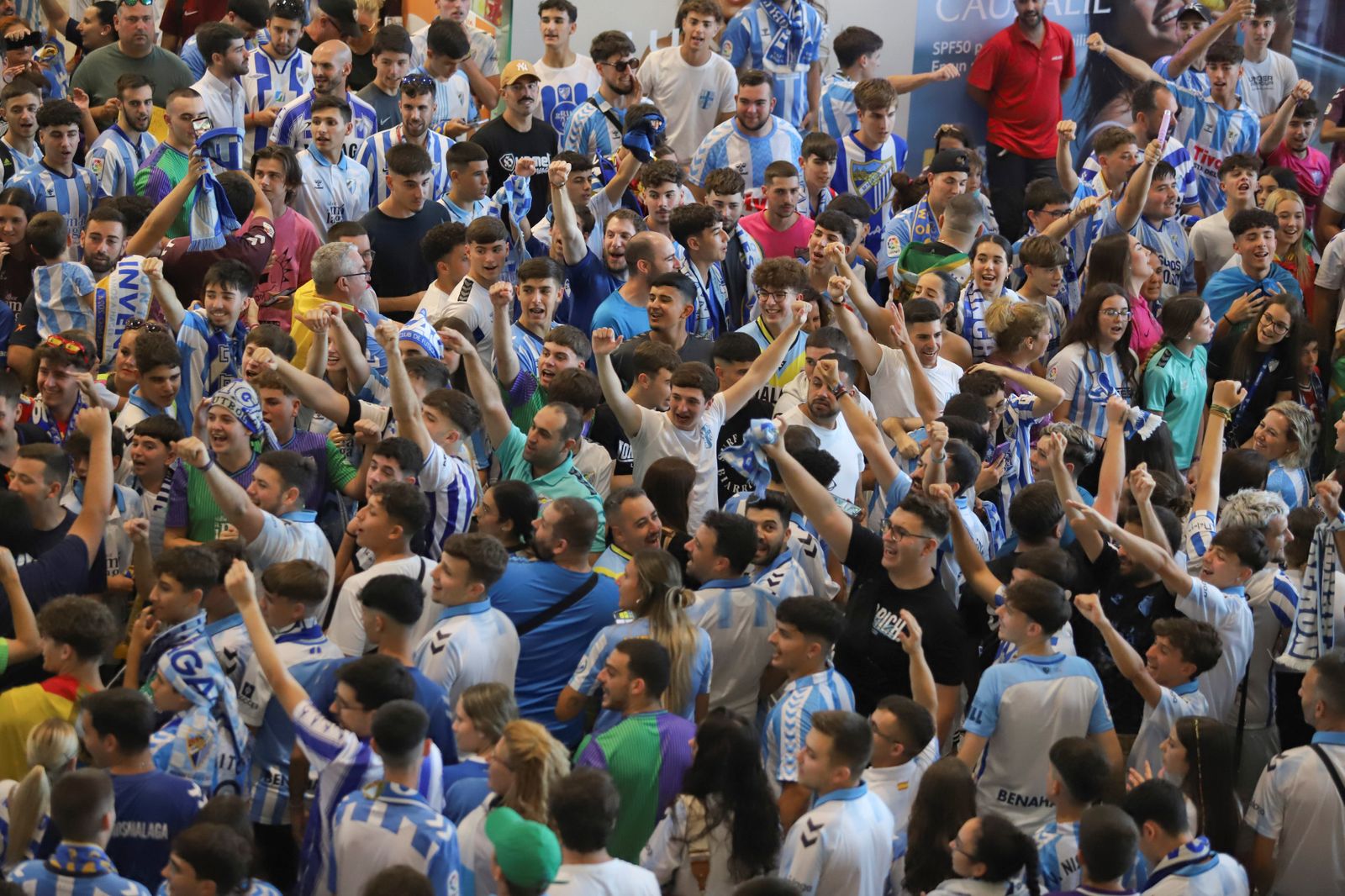 El espectacular preámbulo en el aeropuerto con la afición