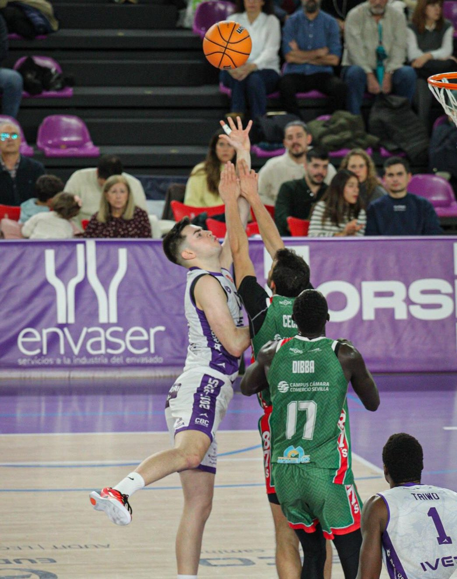 Pugna bajo el aro del Caja 87.