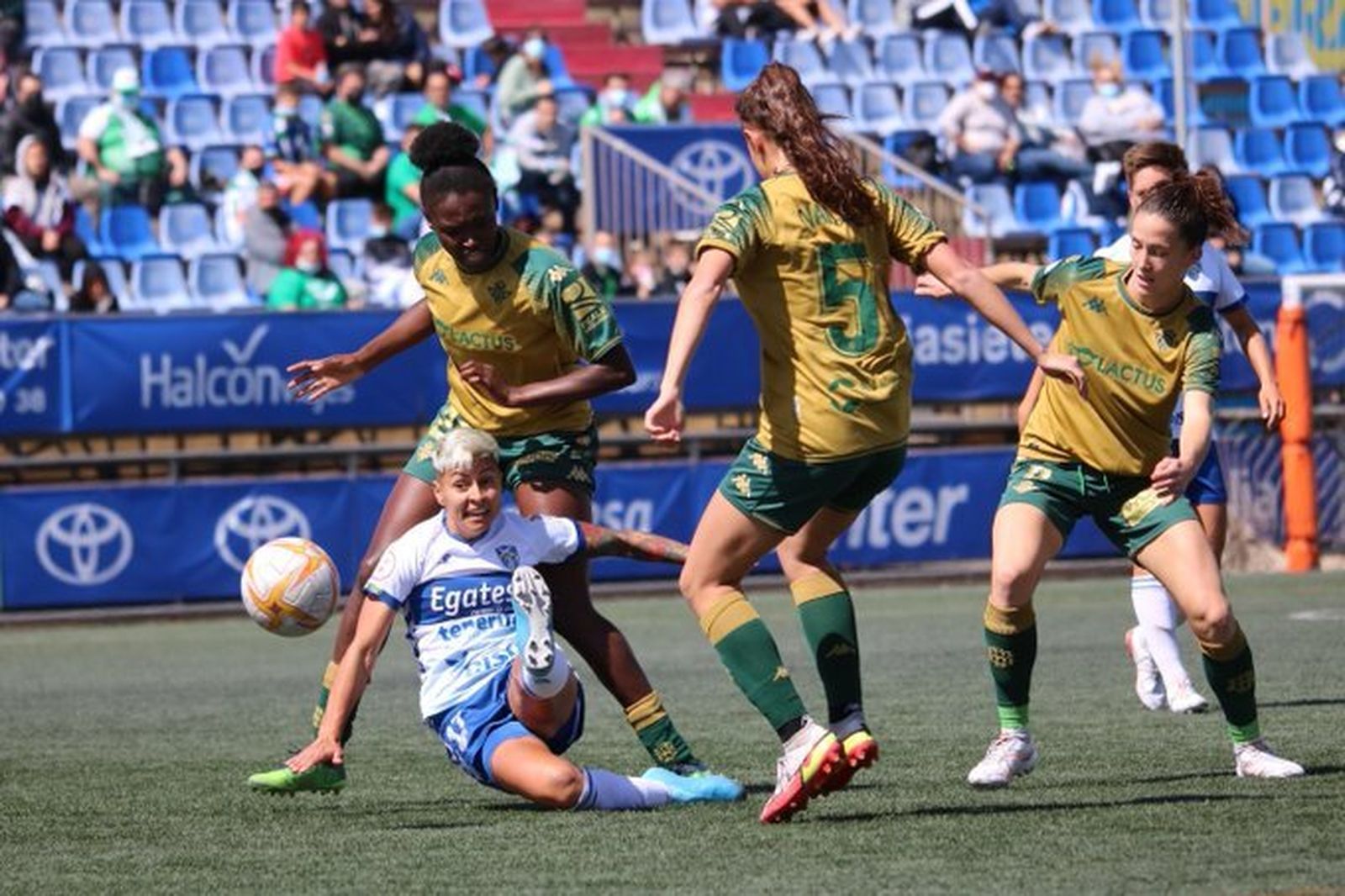 Tres jugadoras verdiblancas presionan a una rival.