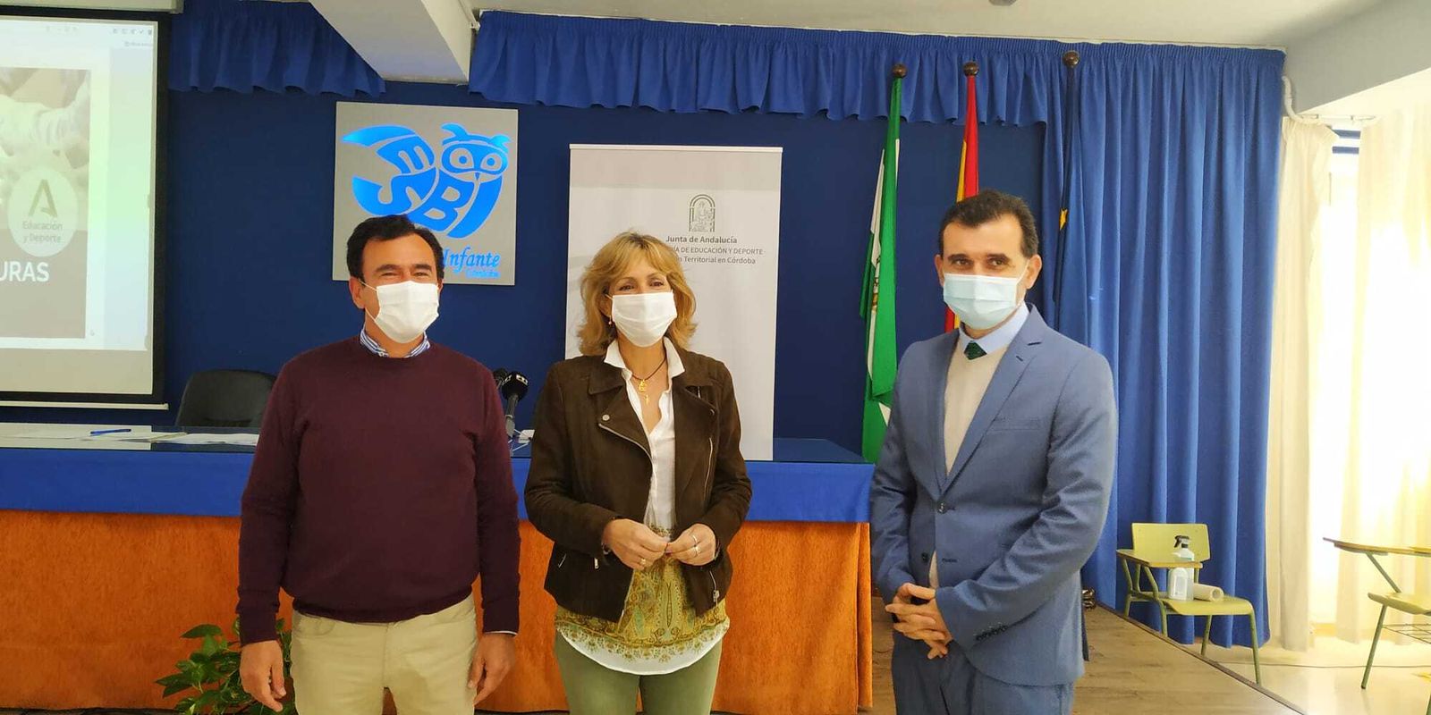La delegada de Educación, en el centro, en la presentación del programa en el instituto Blas Infante.