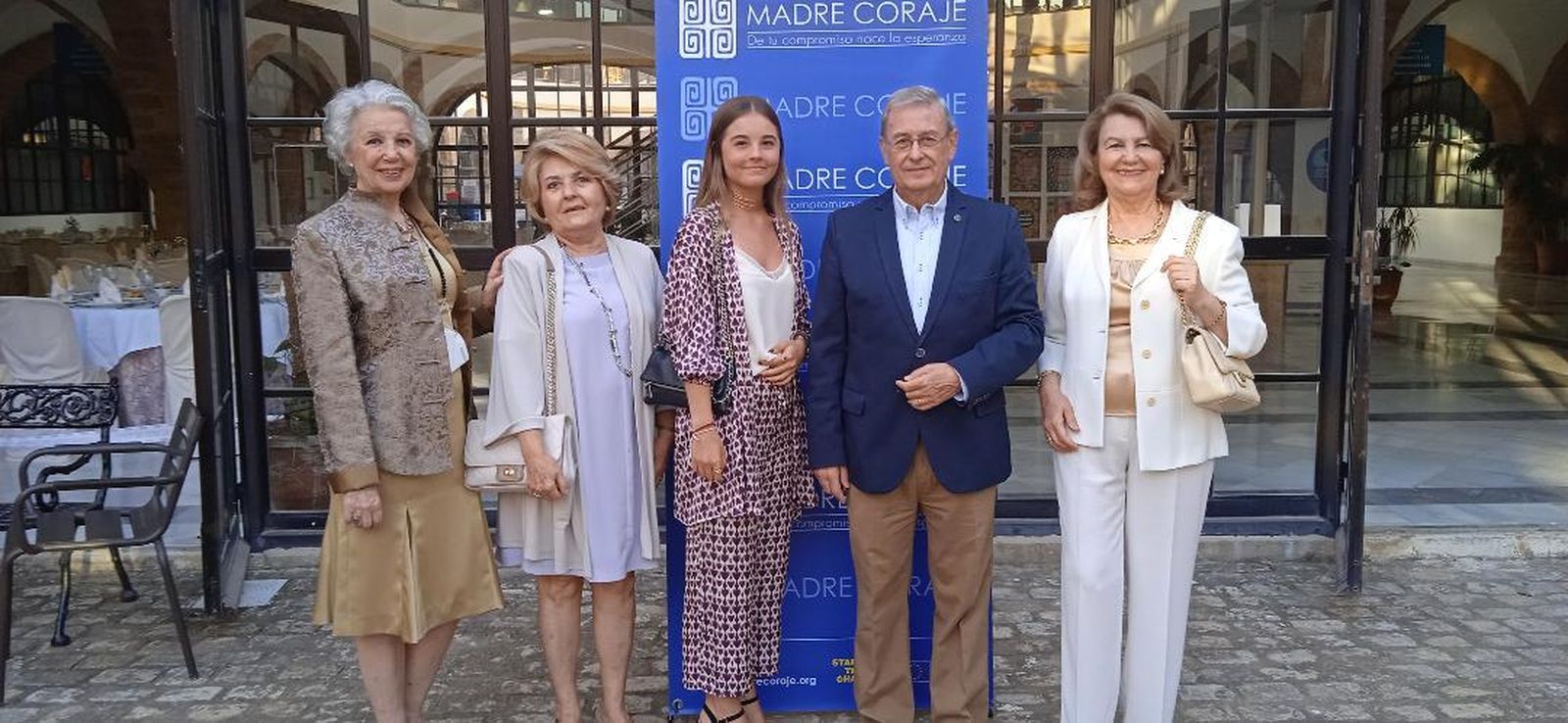 María Pepa Herrera, Carlota Höhr y Fernando Patiño, durante la cena de la asociación ‘Madre Coraje’.
