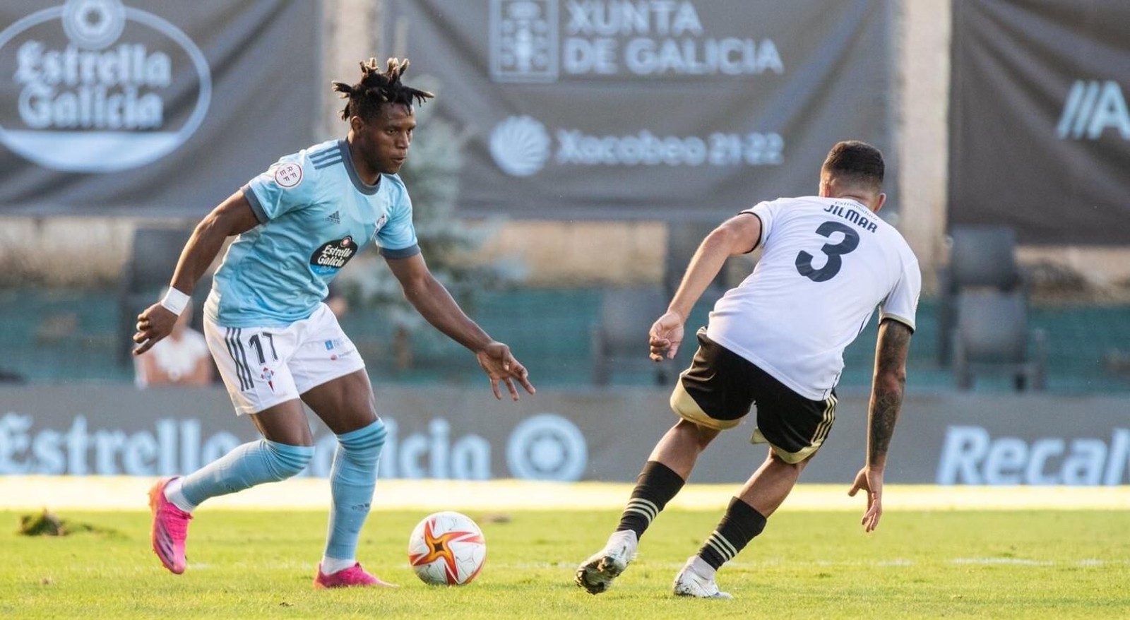 Cedric Teguia, en un partido con el Celta de Vigo B, intenta zafarse de un rival.