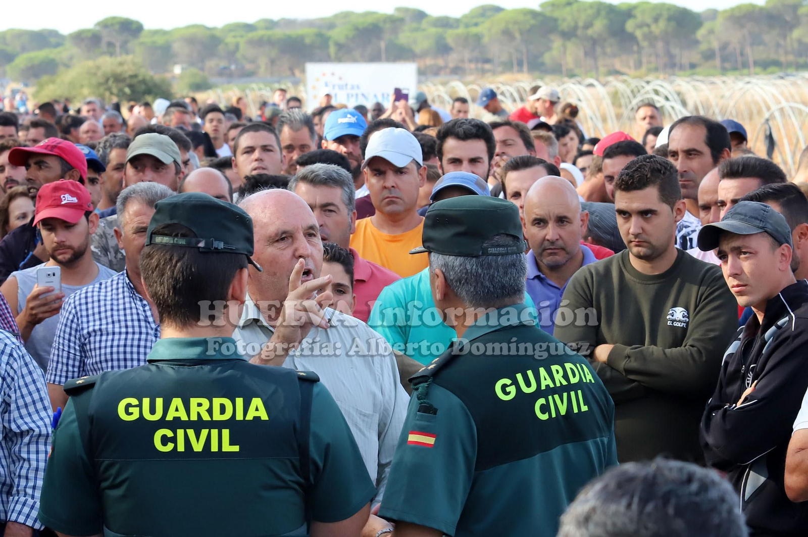 Imágenes de la movilización en Lucena para impedir el cierre de pozos