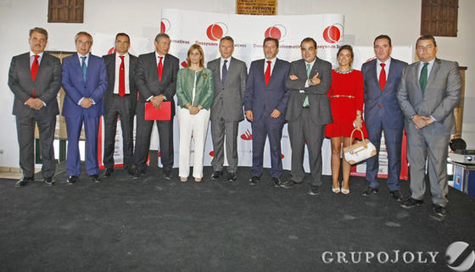 El presidente del Grupo Joly, José Joly, y el director territorial del Banco Santander, José Luis Fernández, escoltan a la alcaldesa, María José García-Pelayo, junto a varios directivos del banco; el subdelegado del Gobierno, Javier de Torre; el presidente del PP en Cádiz, Antonio Sanz; y David Fernández.

Foto: Aranda / Pascual