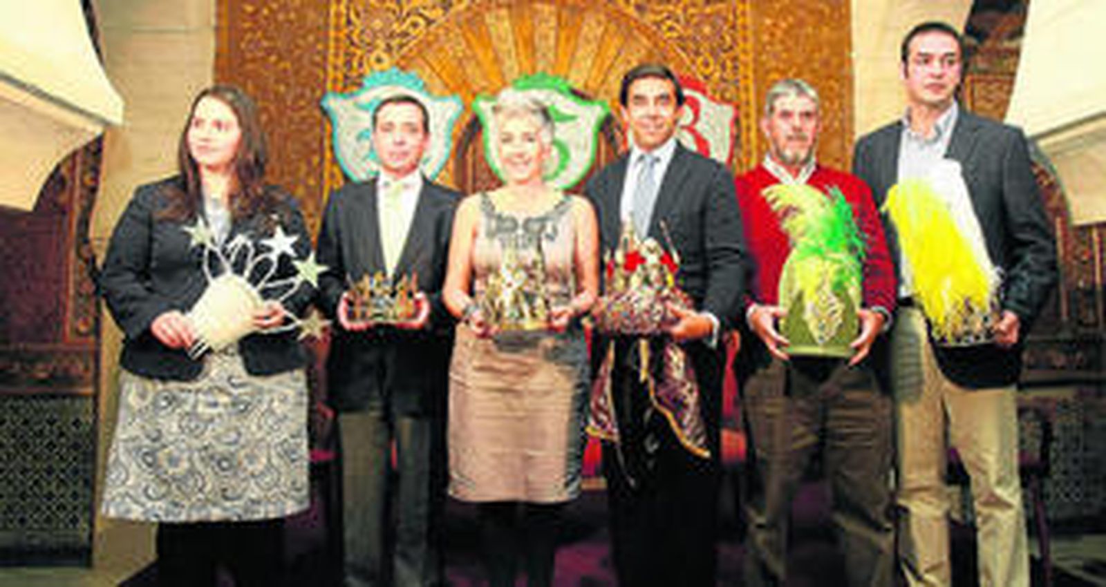 Los Reyes Magos de 2012, junto a la Estrella de Oriente, el Cartero Real y el Gran Visir, en el acto del traspaso de coronas celebrado el viernes.