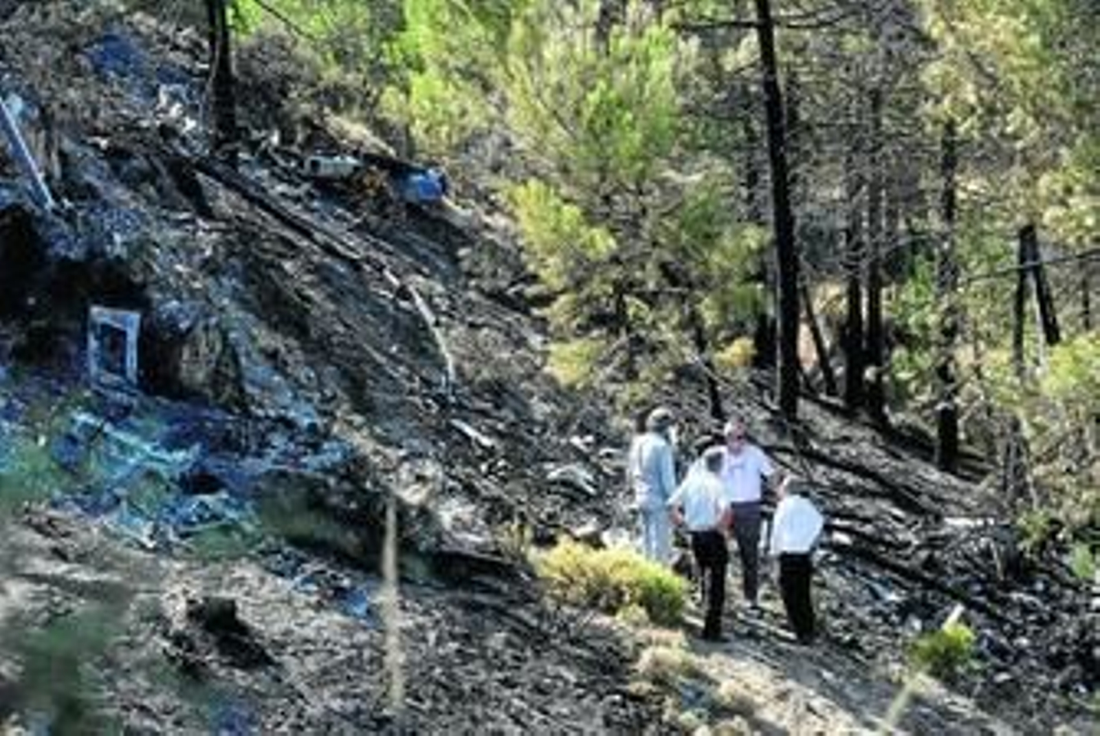 Un grupo de técnicos inspecciona el lugar donde cayó el helicóptero.