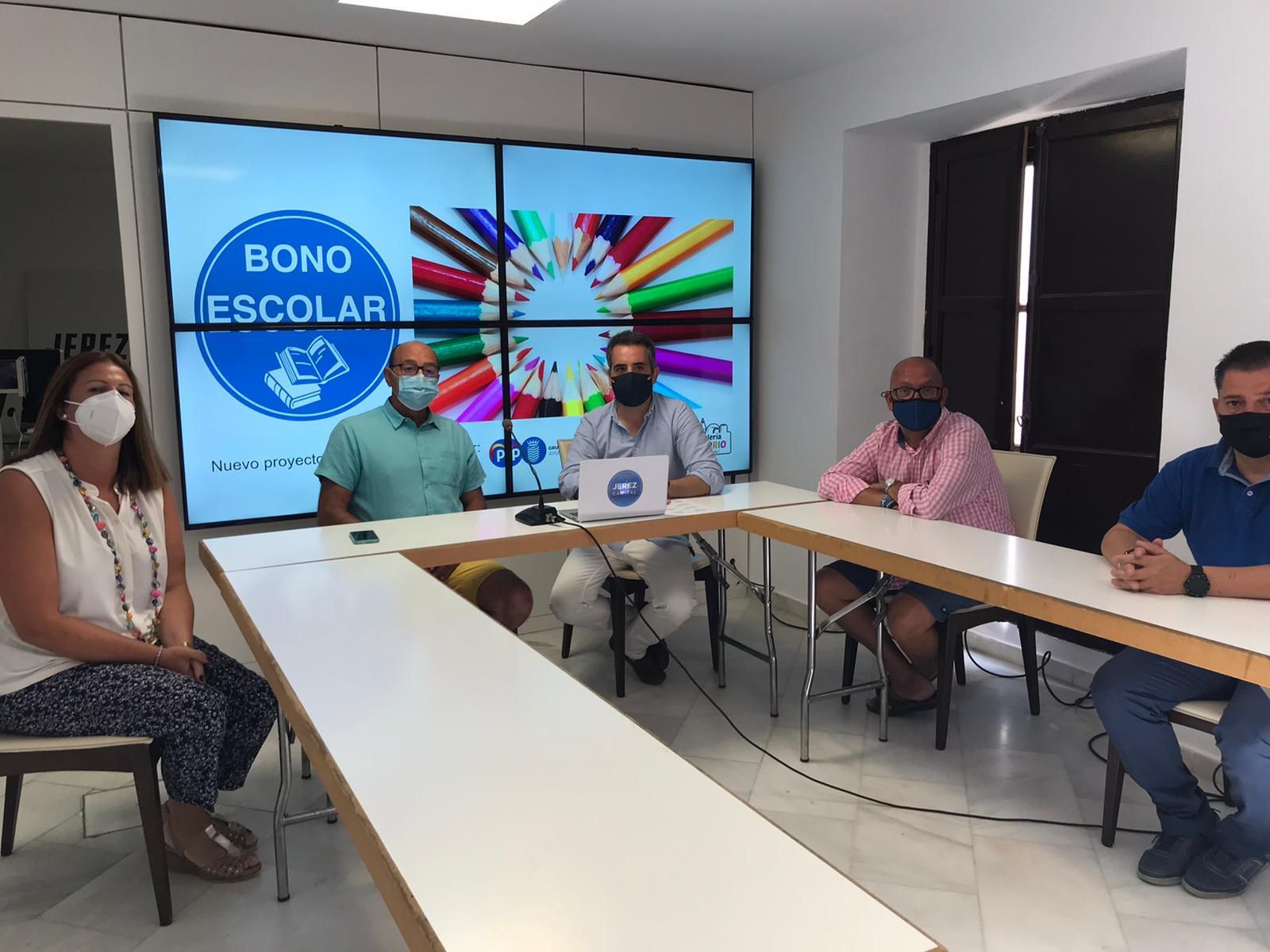 Los populares, durante la presentación del Bono Escolar Solidario