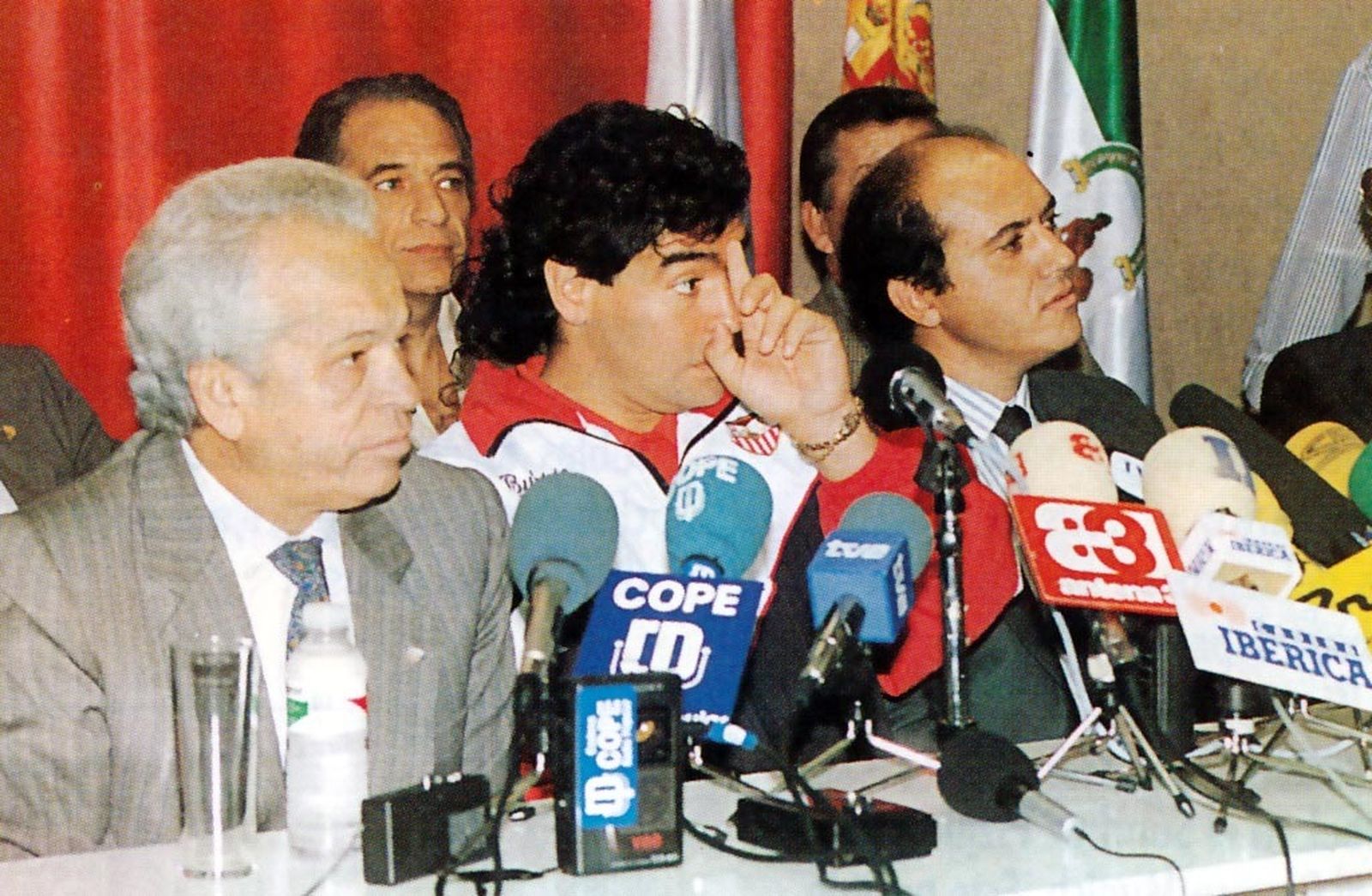 Maradona durante un partido en su etapa como sevillista