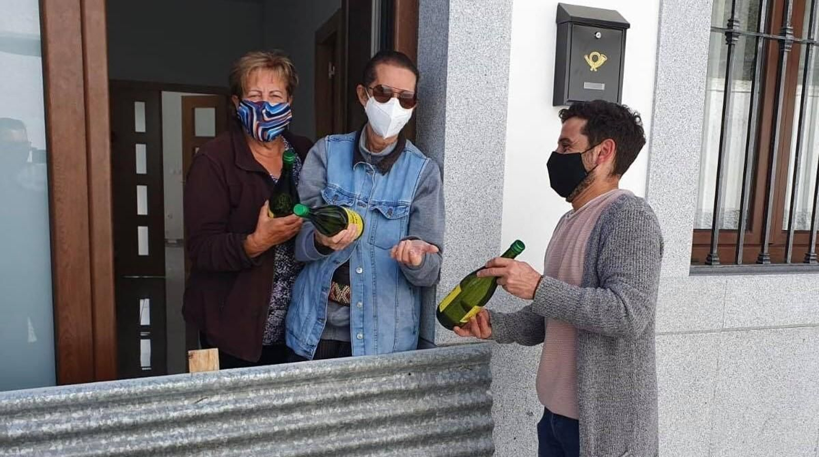 Tradicional reparto de vino en El Guijo por la Virgen de las Cruces.