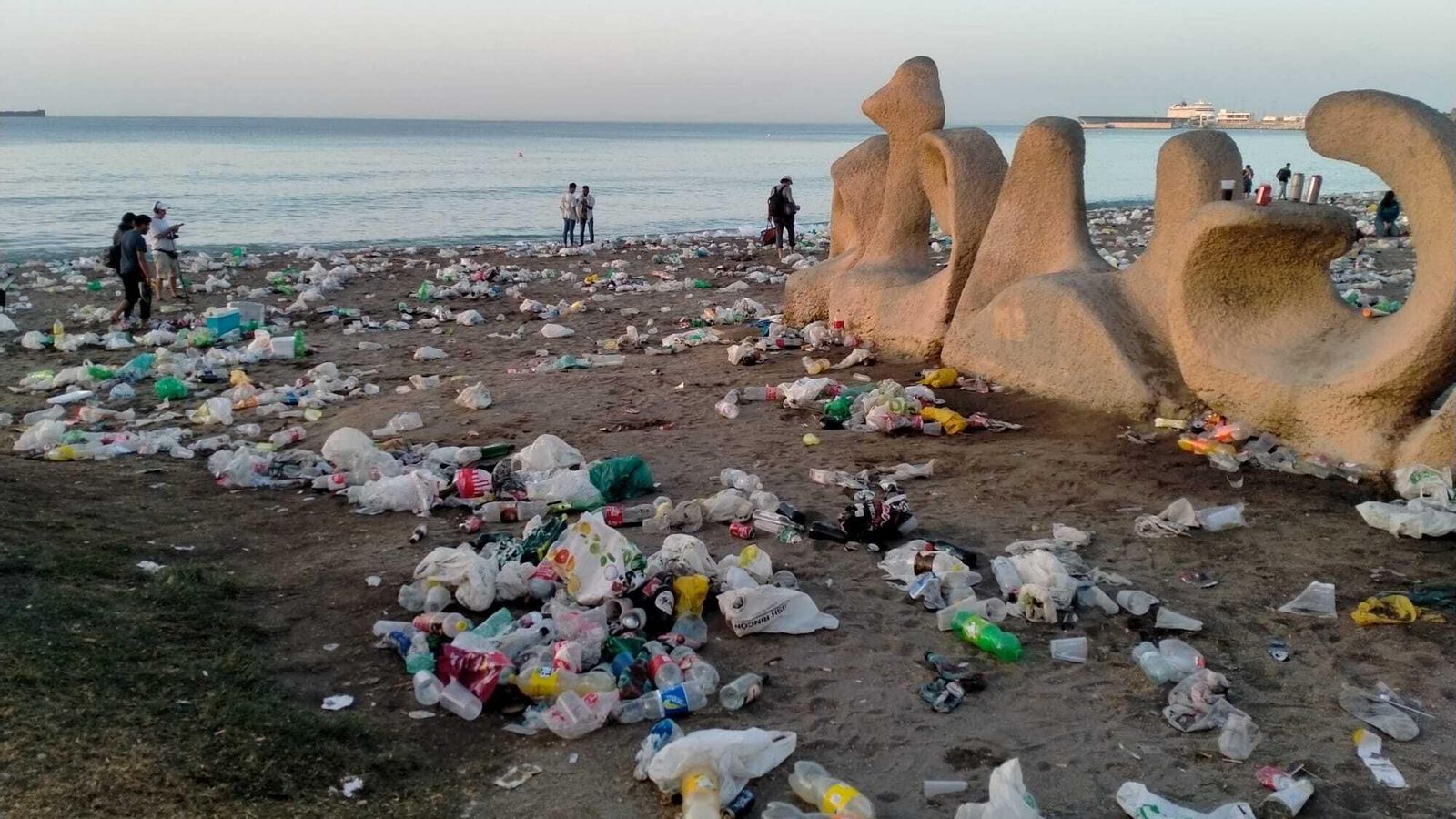 Basura en Playa de la Malagueta tras la Noche de San Juan