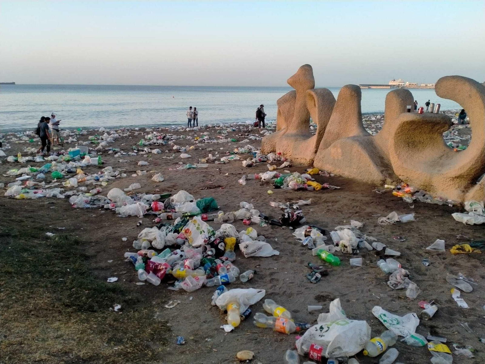 Las fotos de la basura en Playa de la Malagueta tras la Noche de San Juan