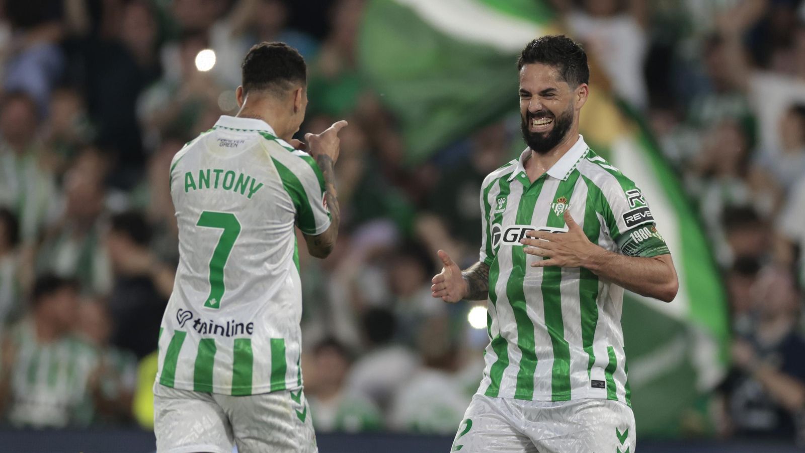 Antony le agradece a Isco el pase en su golazo.