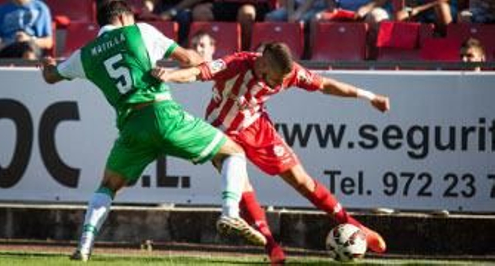 Juncà trata de sacar el balón ante Matilla en el partido jugado en Montilivi. / LOF