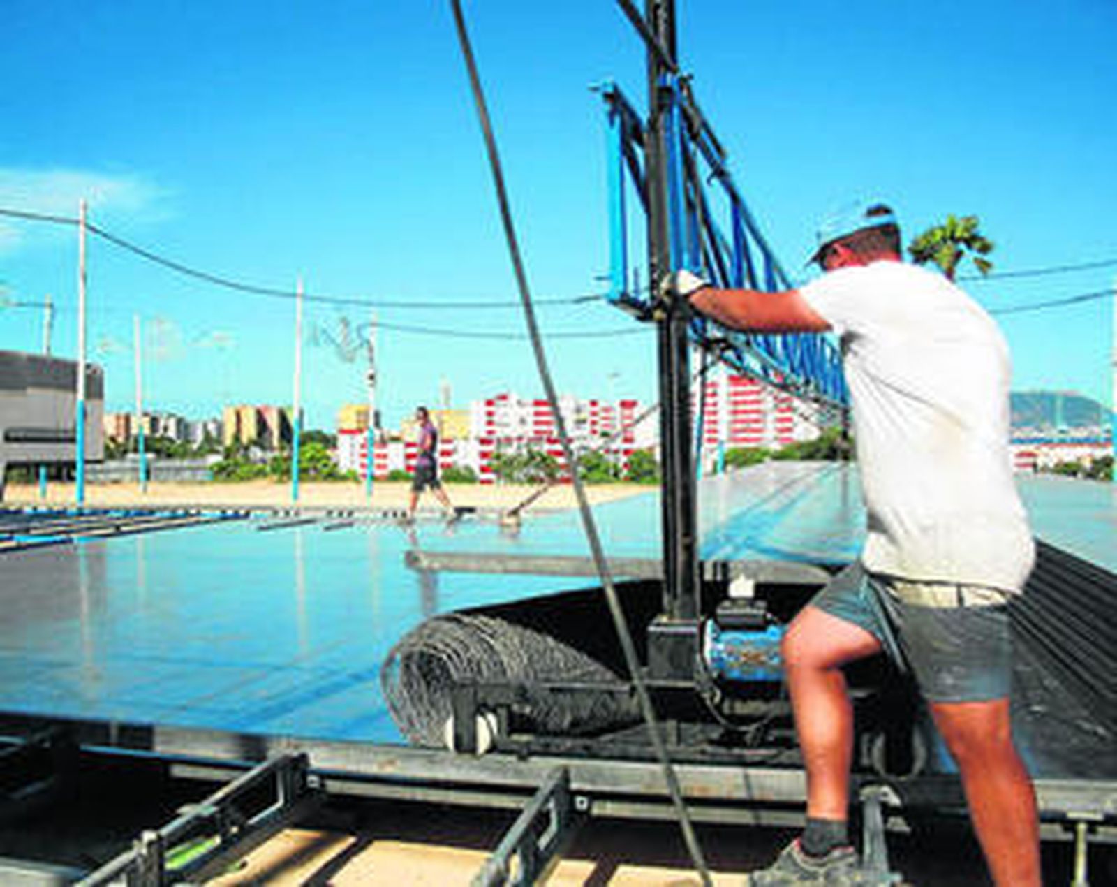 Los feriantes están en plena fase de montaje de sus atracciones.