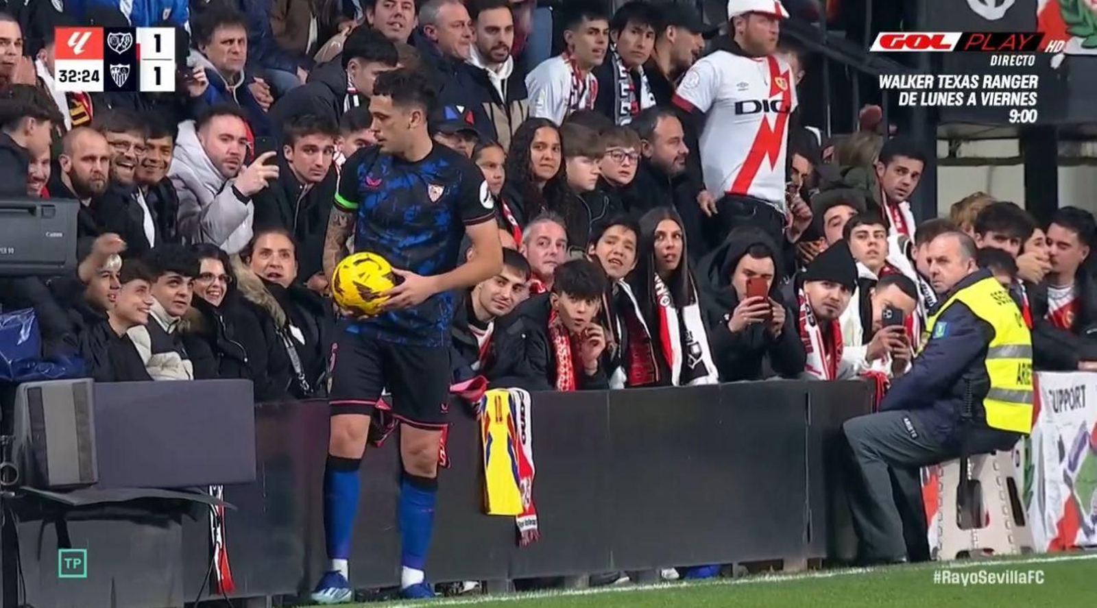 Un aficionado toca a Ocampos en Vallecas: el momento desagradable del Rayo - Sevilla